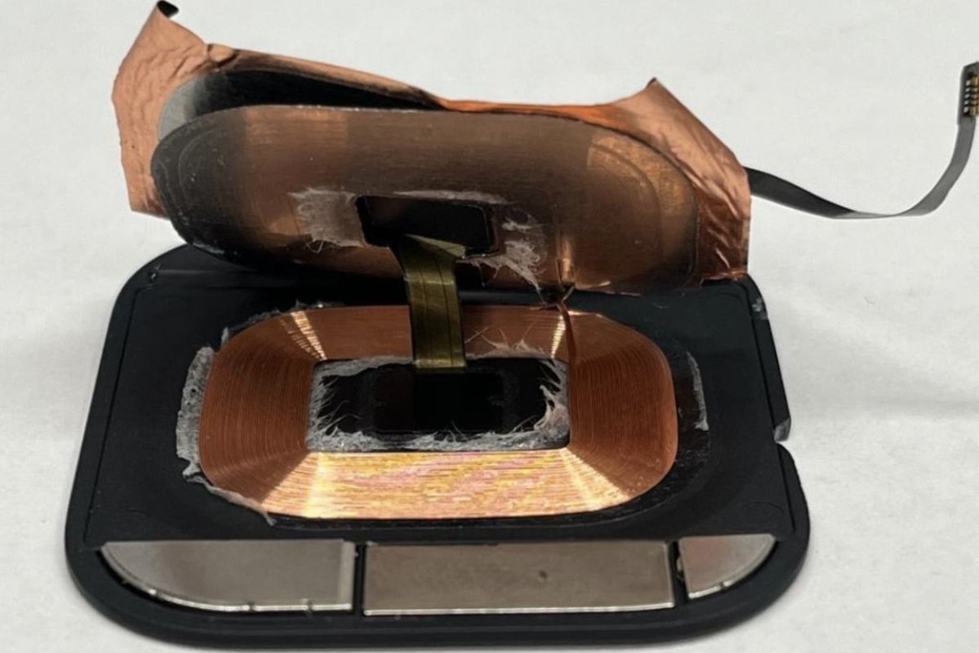 نمای داخلی گجت Humane AI Pin