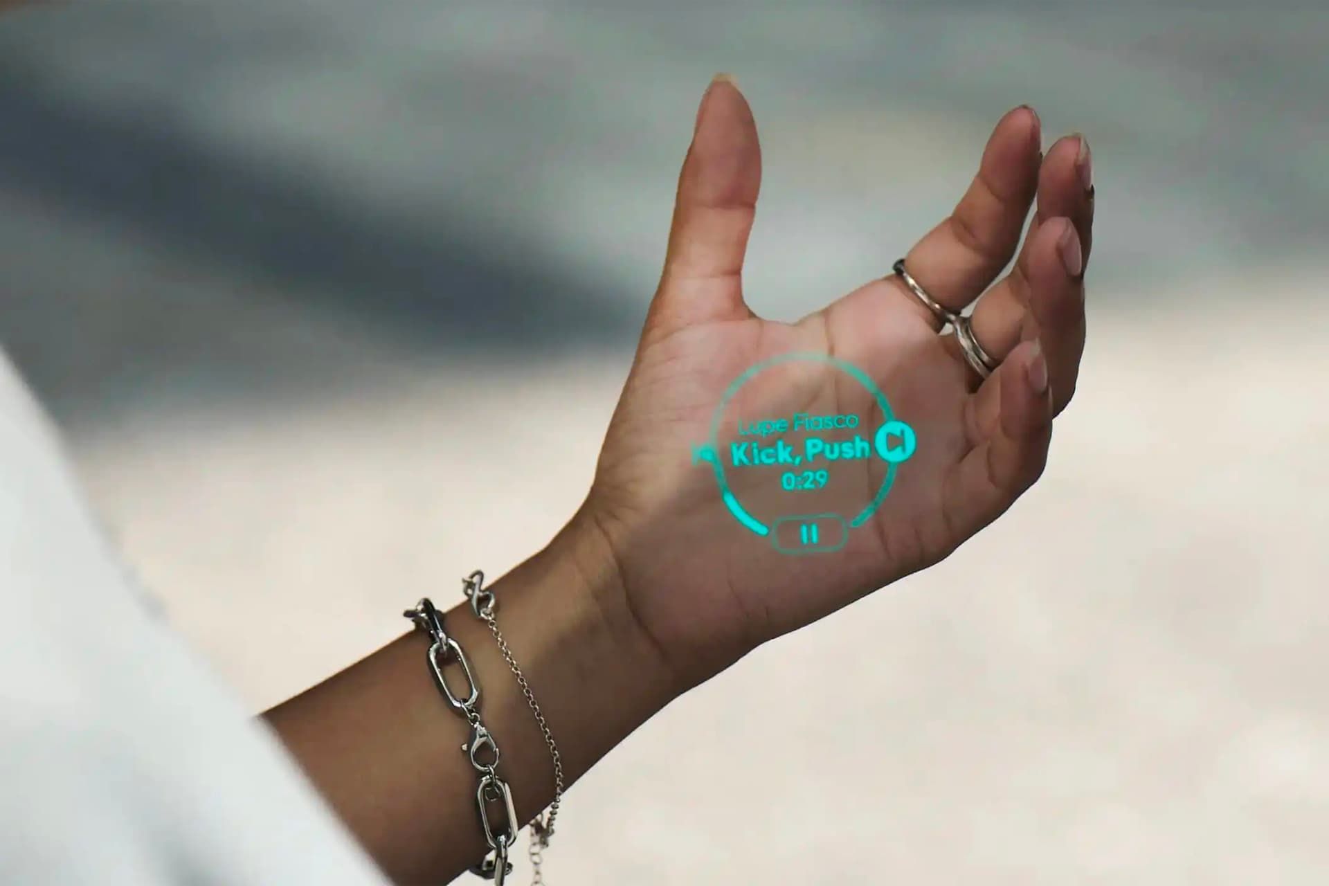 گجت پوشیدنی هیومین AI Pin پروژکتور کف دست