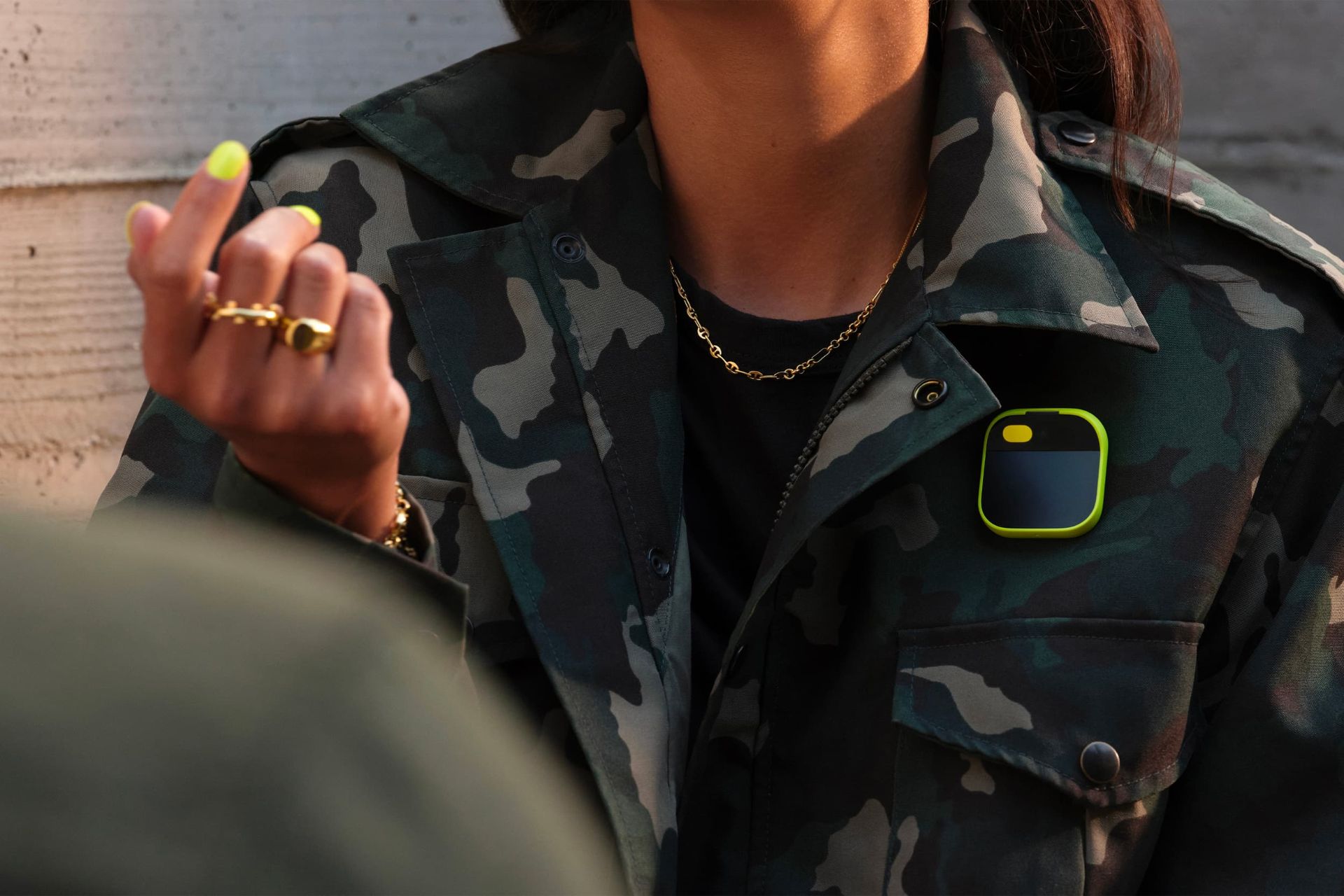 گجت هیومین Humane AI Pin روی لباس چریکی