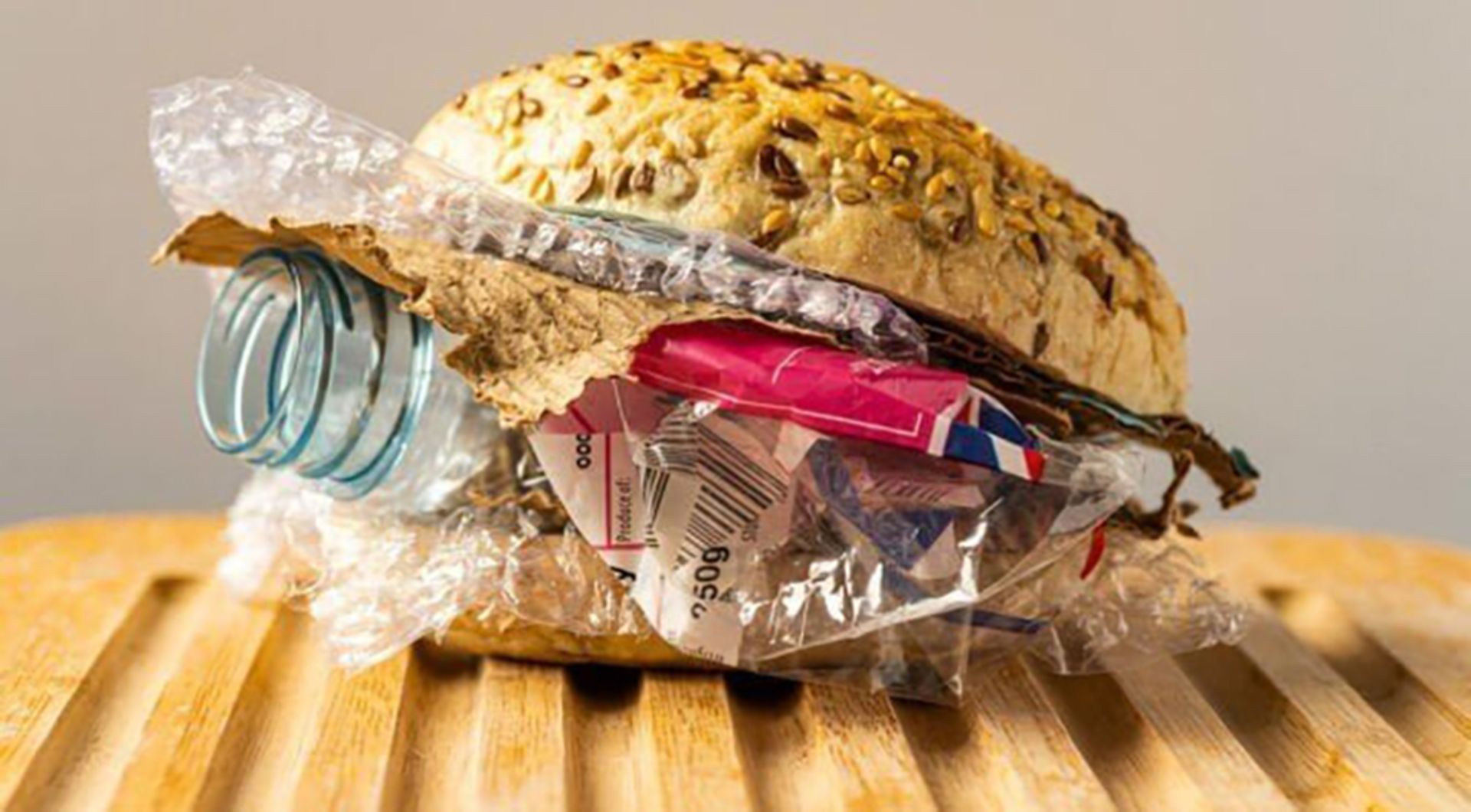 پلاستیک لابه‌لای نان همبرگر