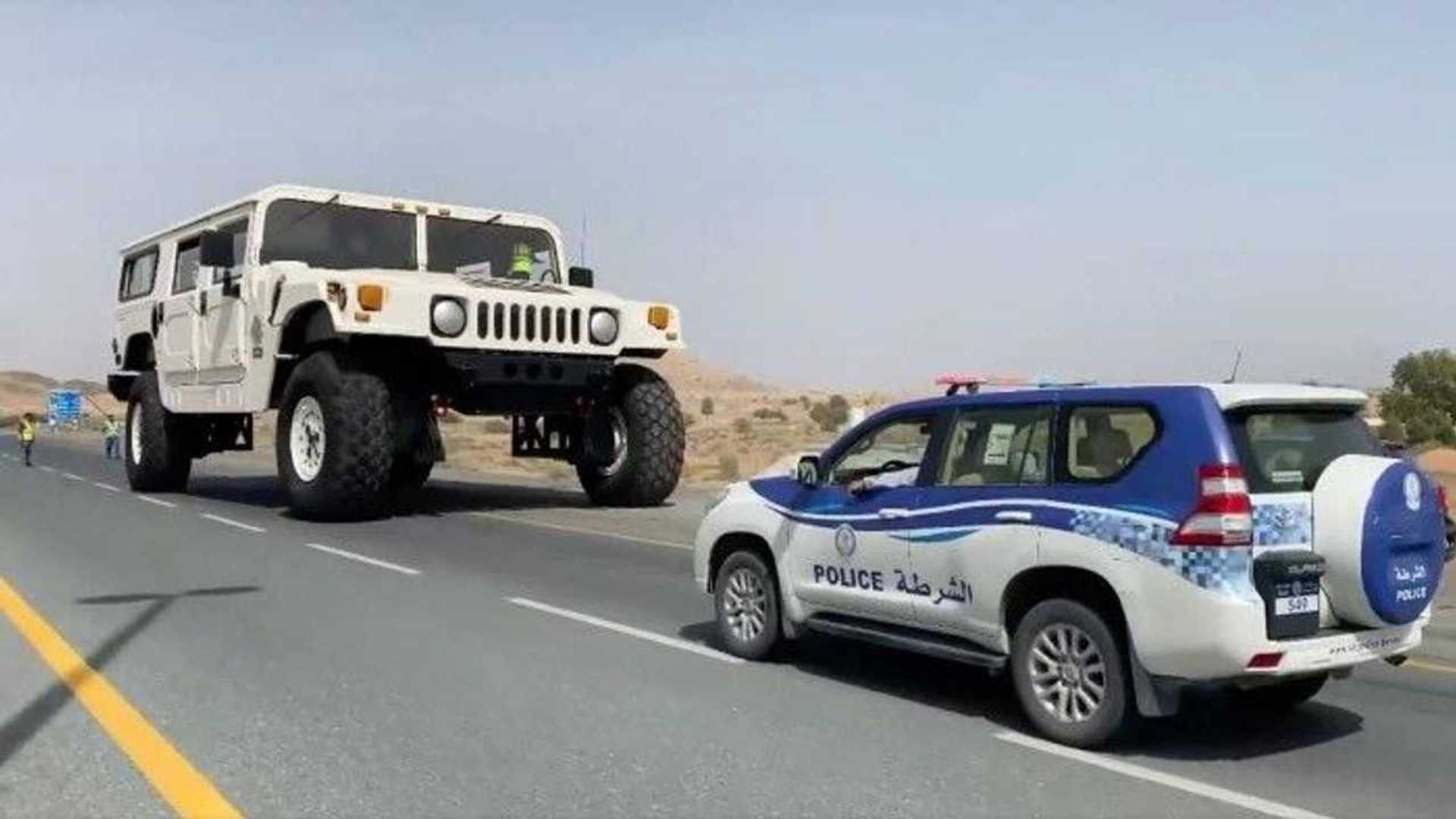 نمای جلو هامر H1 X3 مقابل خودرو پلیس