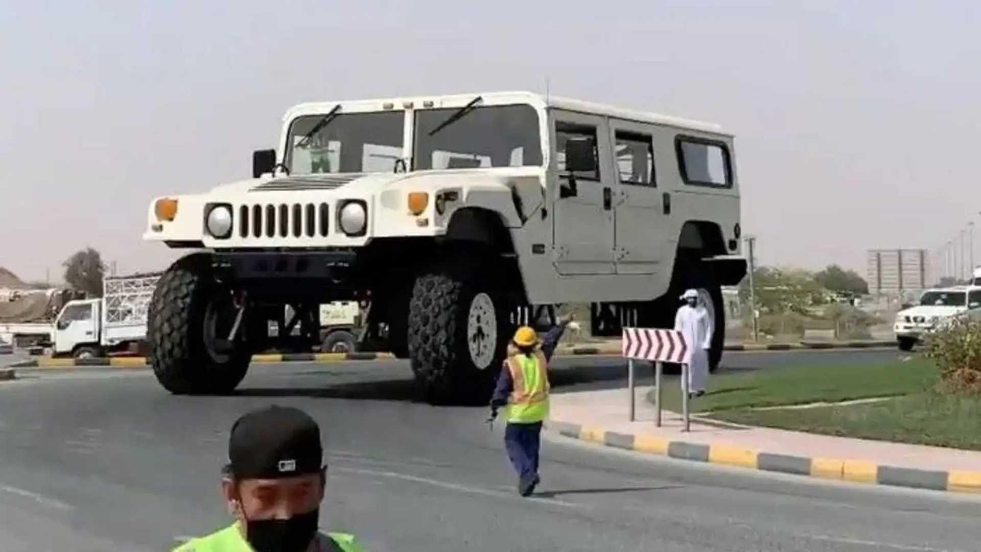 نمای جلو هامر H1 X3 در خیابان‌های دبی