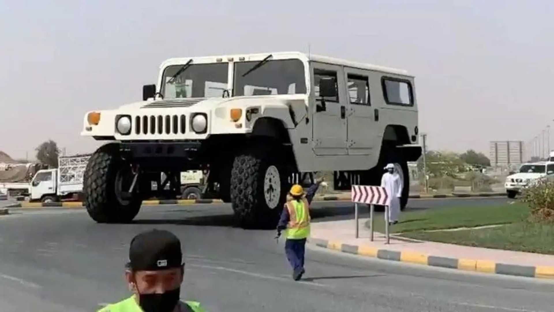 نمای جلو هامر H1 X3 در خیابان‌های دبی