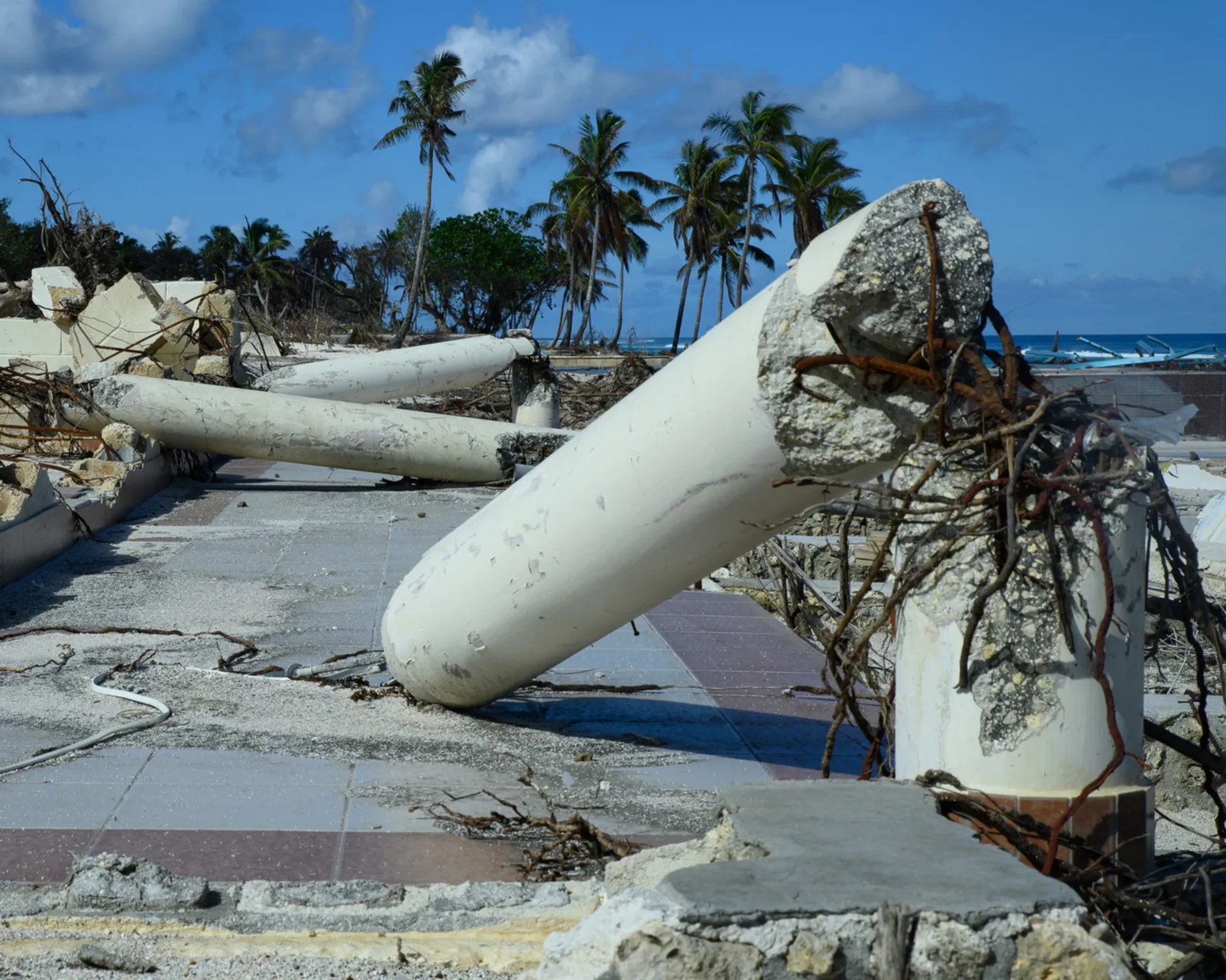 ساحل اصلی تونگاتاپو بعد از فوران آتشفشان سال ۲۰۲۲