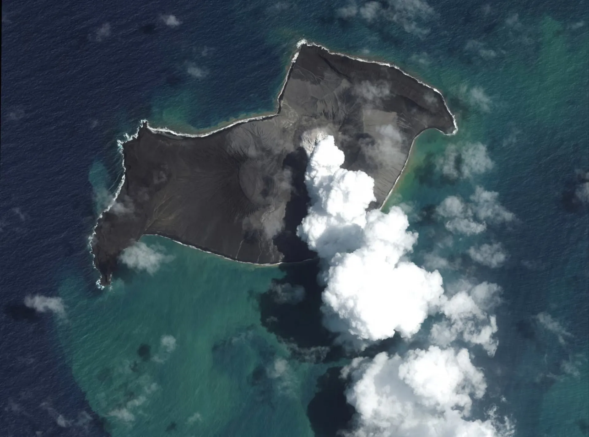 نمای ماهواره‌ای آتشفشان تونگا