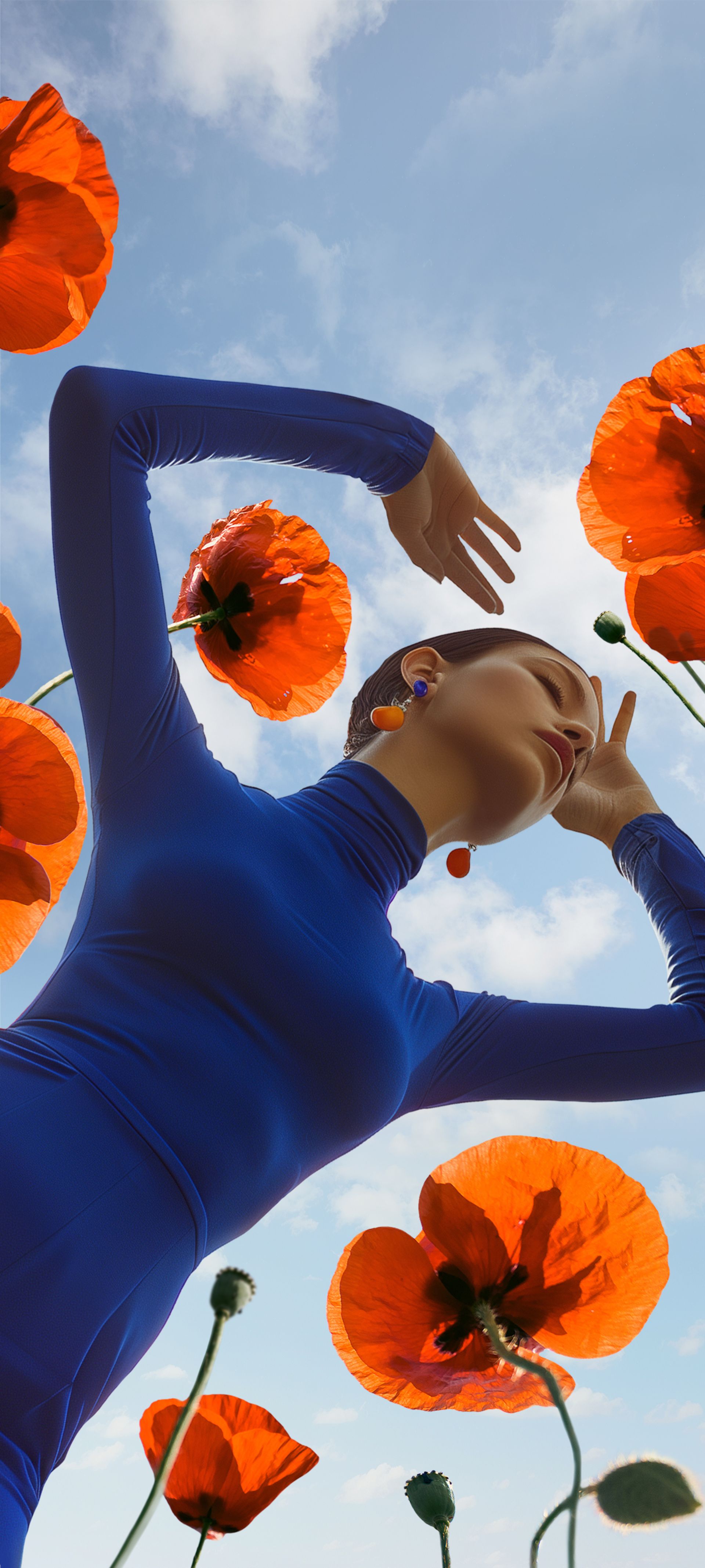 چهره‌ی یک زن در میان گل‌ها