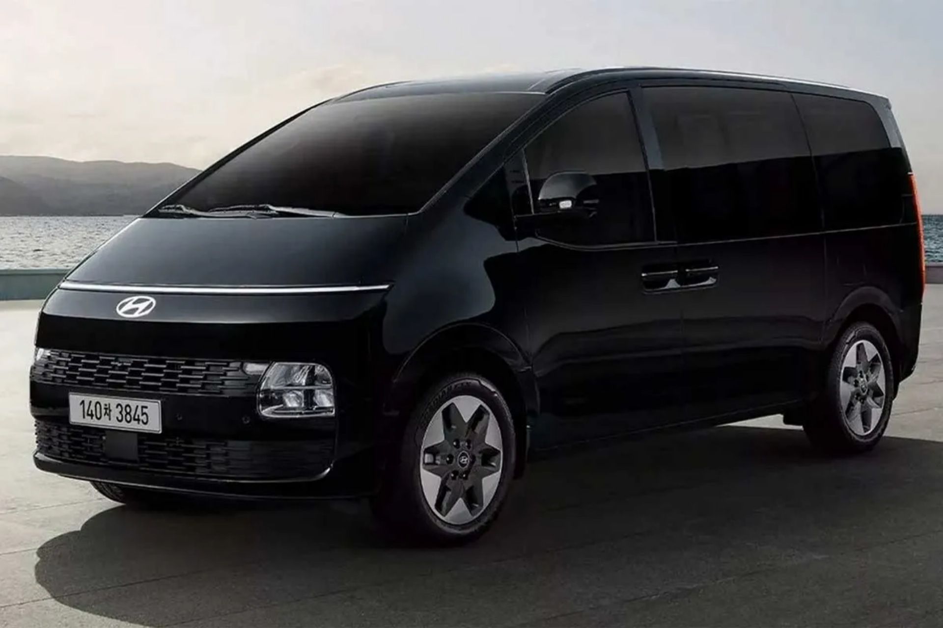 سه‌چهارم جلویی هیوندای استاریا ۲۰۲۶