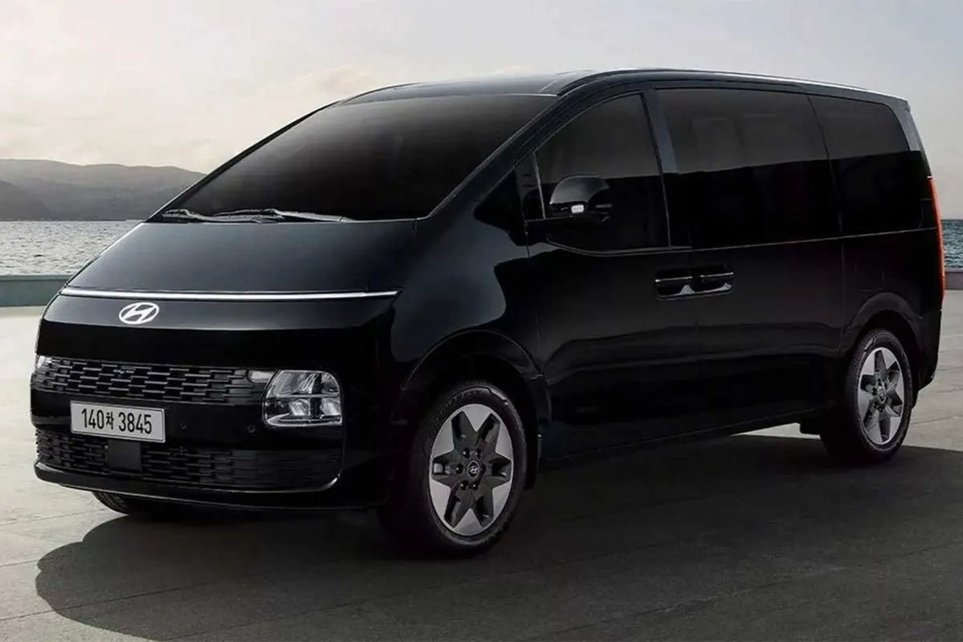 هیوندای استاریا ۲۰۲۶ در رنگ مشکی