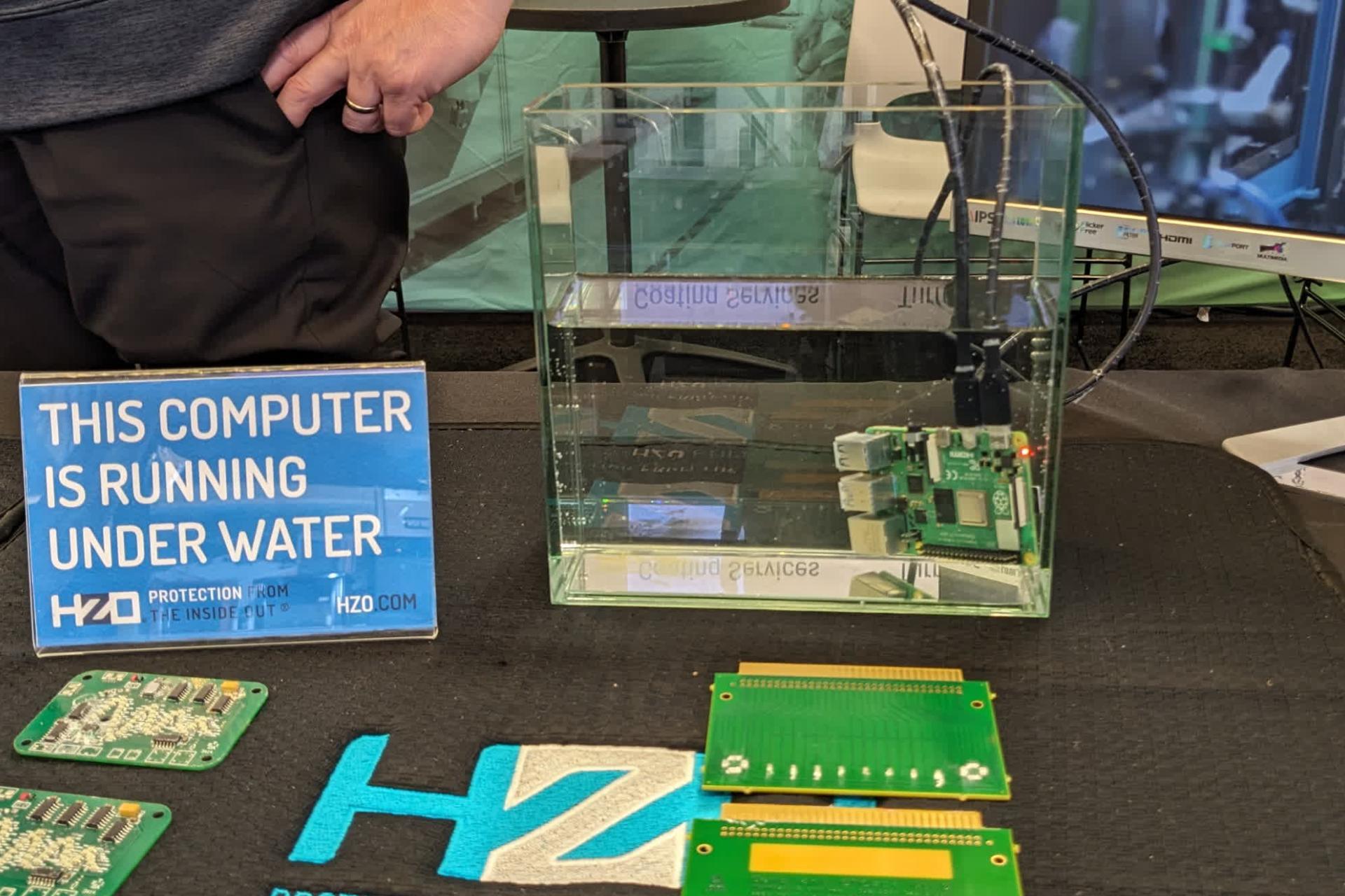 کامپیوتر رزبری پای با پوشش ساخت HZO زیر آب
