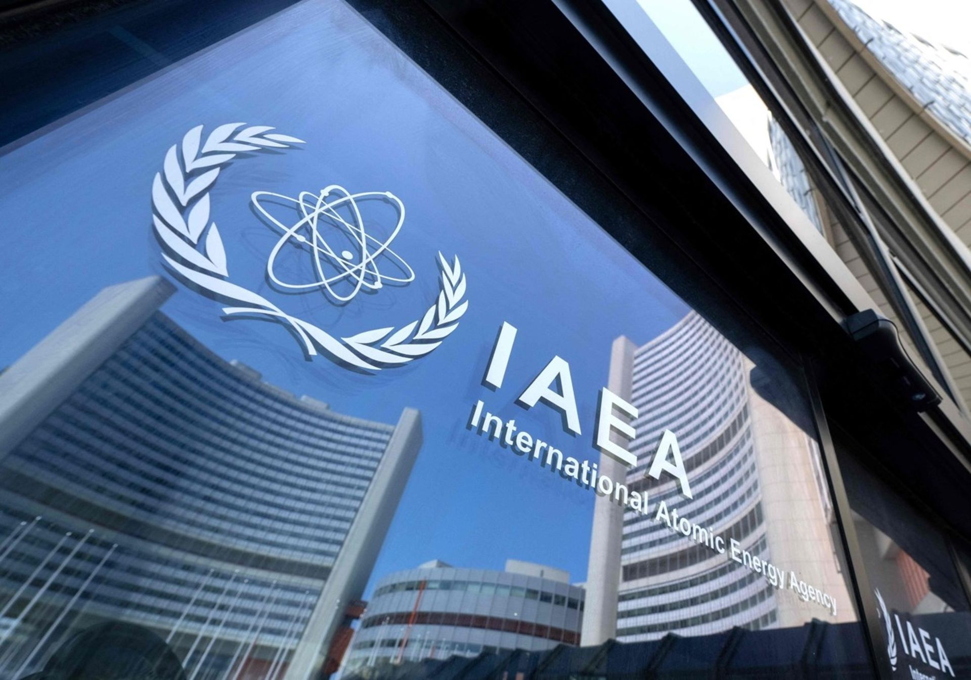 لوگو و ساختمان آژانس بین‌المللی انرژی اتمی (IAEA) 
