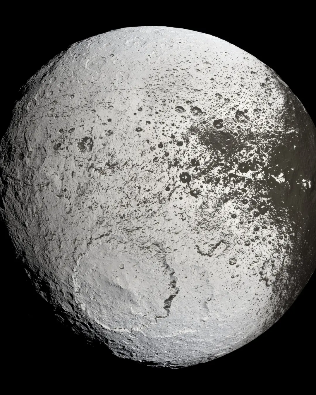 ماه یاپتوس (Iapetus) با سطحی پر از دهانه و تضاد رنگی