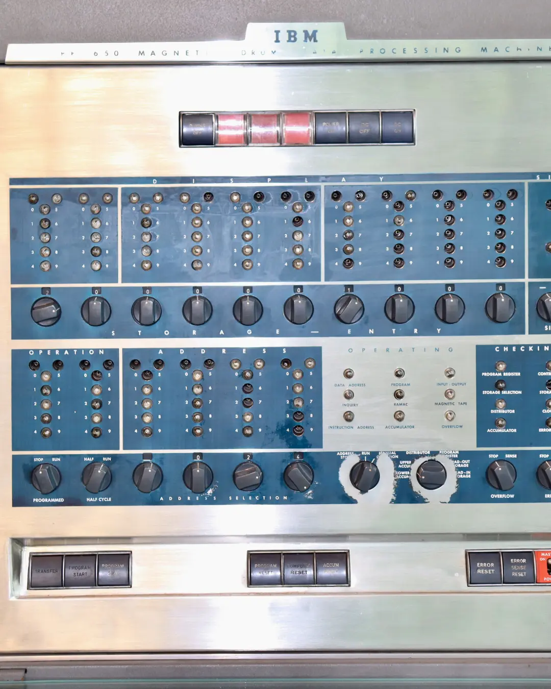 پنل کنترل دستگاه پردازش داده IBM 650 (IBM 650) با سوئیچ‌ها و چراغ‌های نشانگر
