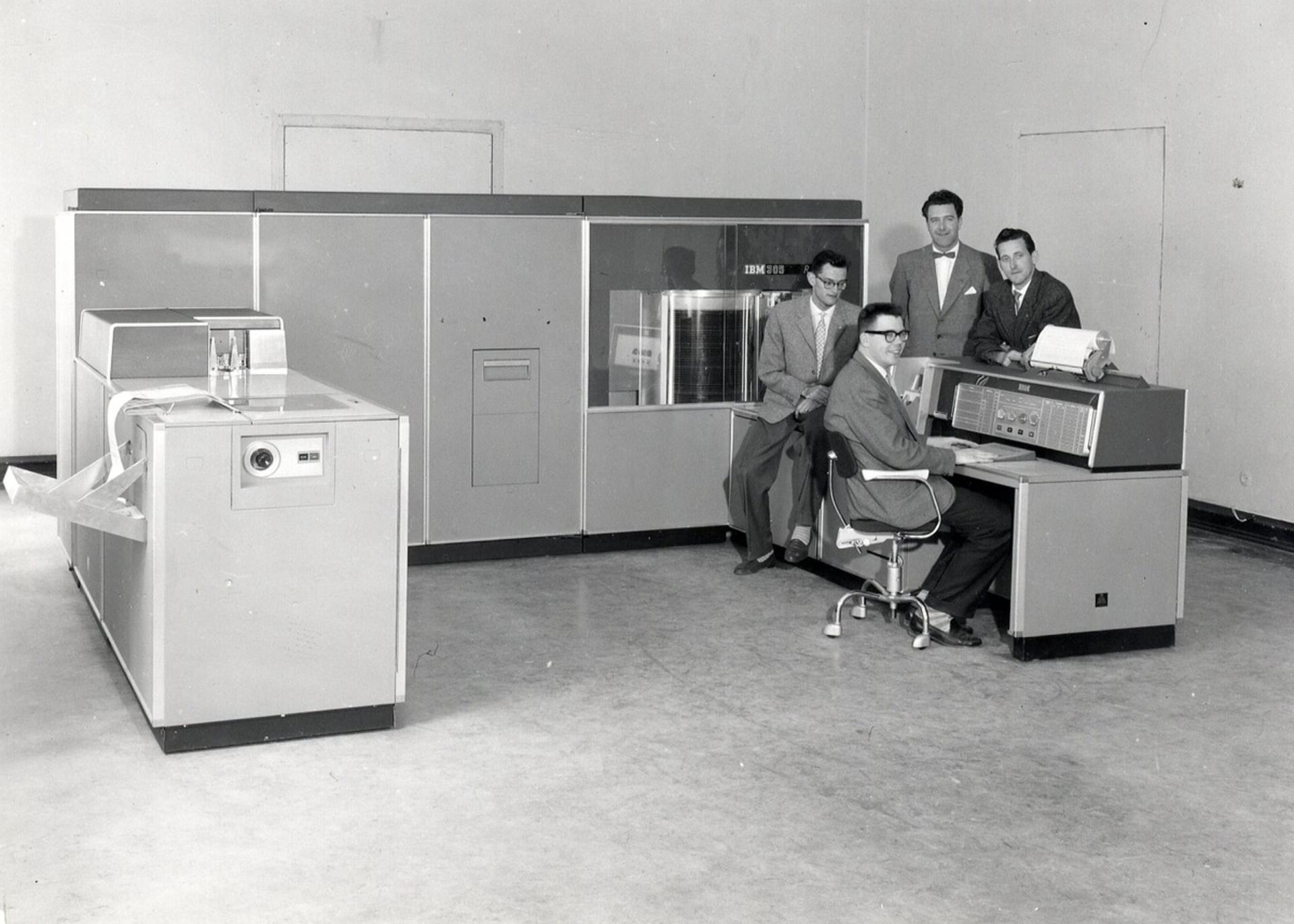 سیستم غول پیکر IBM 305 RAMAC