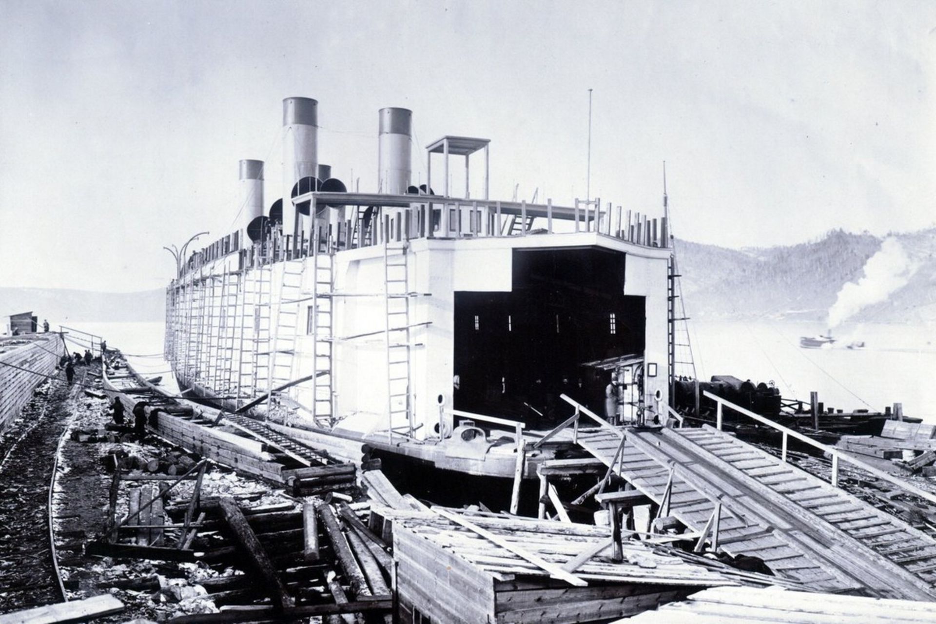 کشتی یخ‌شکن بریتانیایی برای حمل واگن‌های راه‌آهن سراسری سیبری 