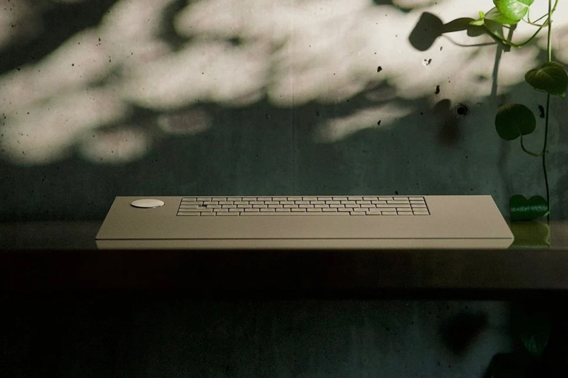 یک کیبورد روی میز 