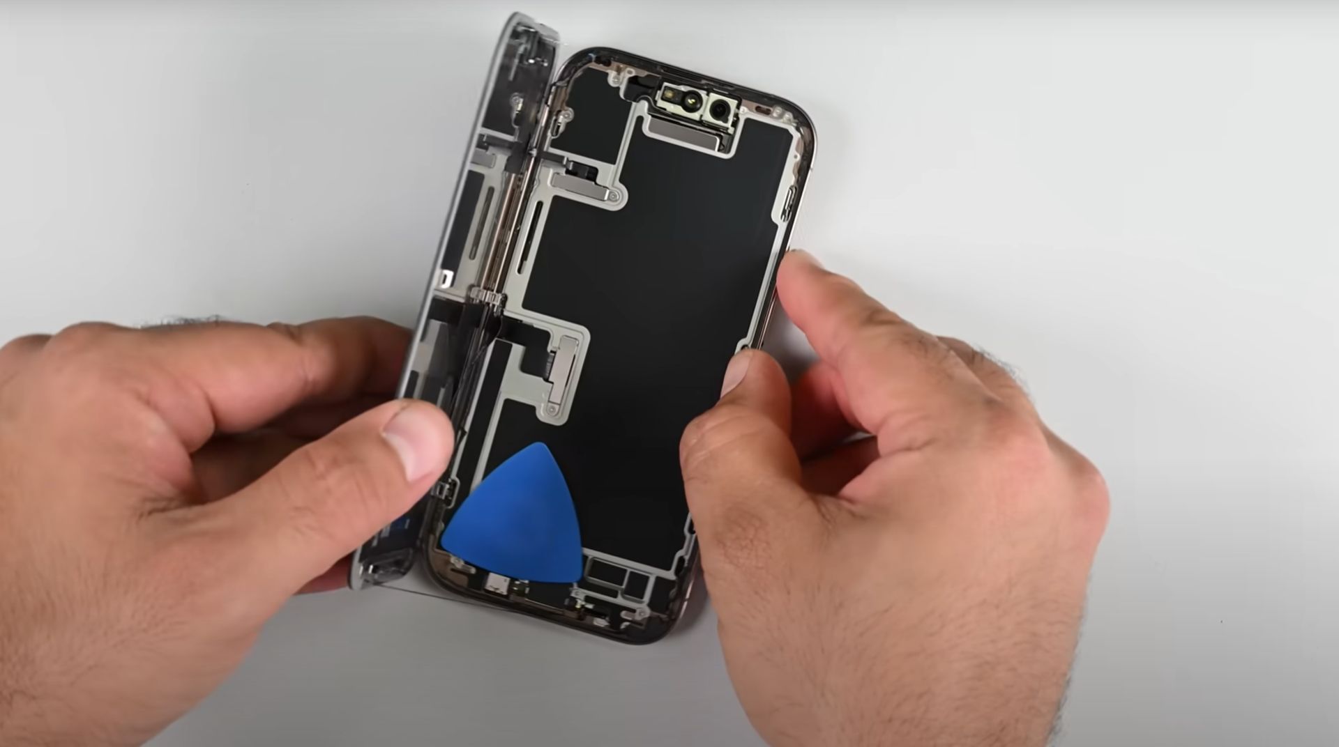 کالبدشکافی آیفون ۱۶ پرو توسط iFixit