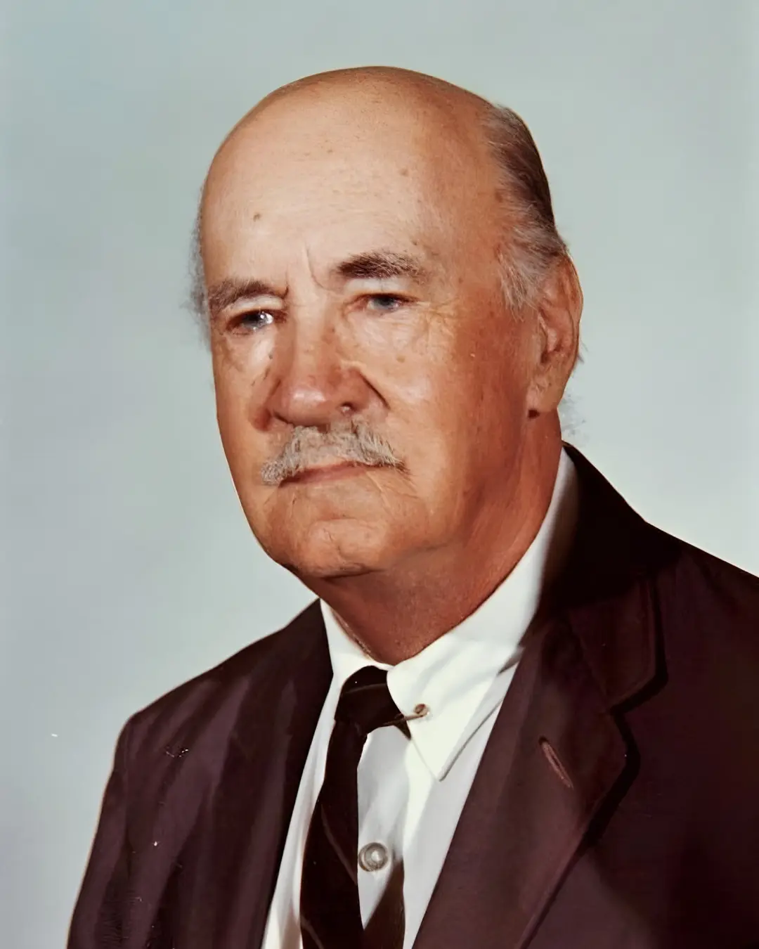 چهره ایگور سیکورسکی (Igor Sikorsky) با صورت و سبیل