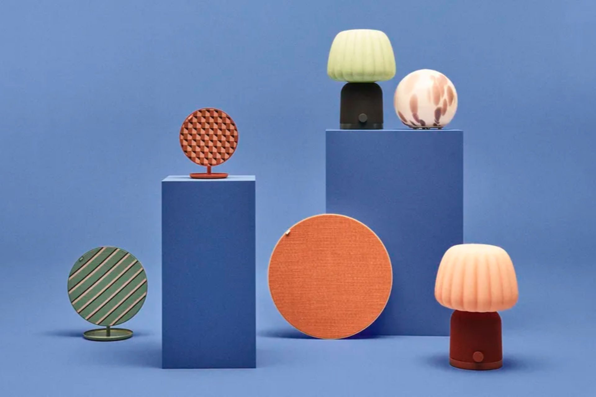 اسپیکر‌های جدید شرکت IKEA کنار هم با پس‌زمینه‌ی آبی