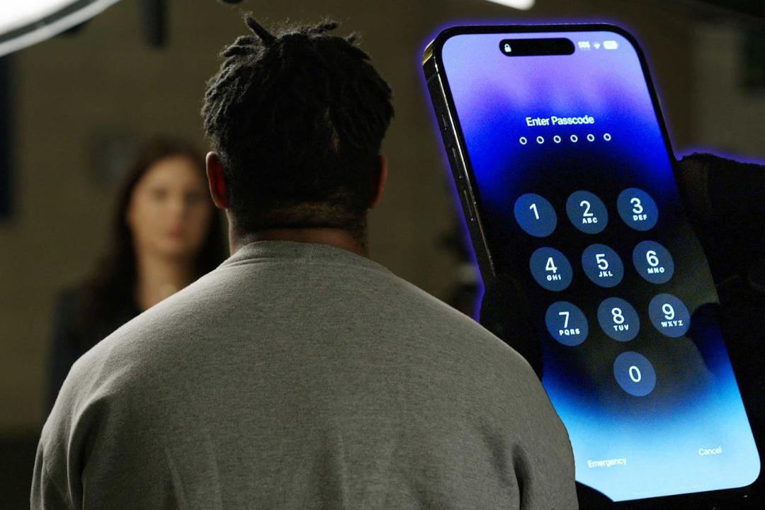 یک مرد در مقابل یک زن با تصویر یک آیفون پشت سرش