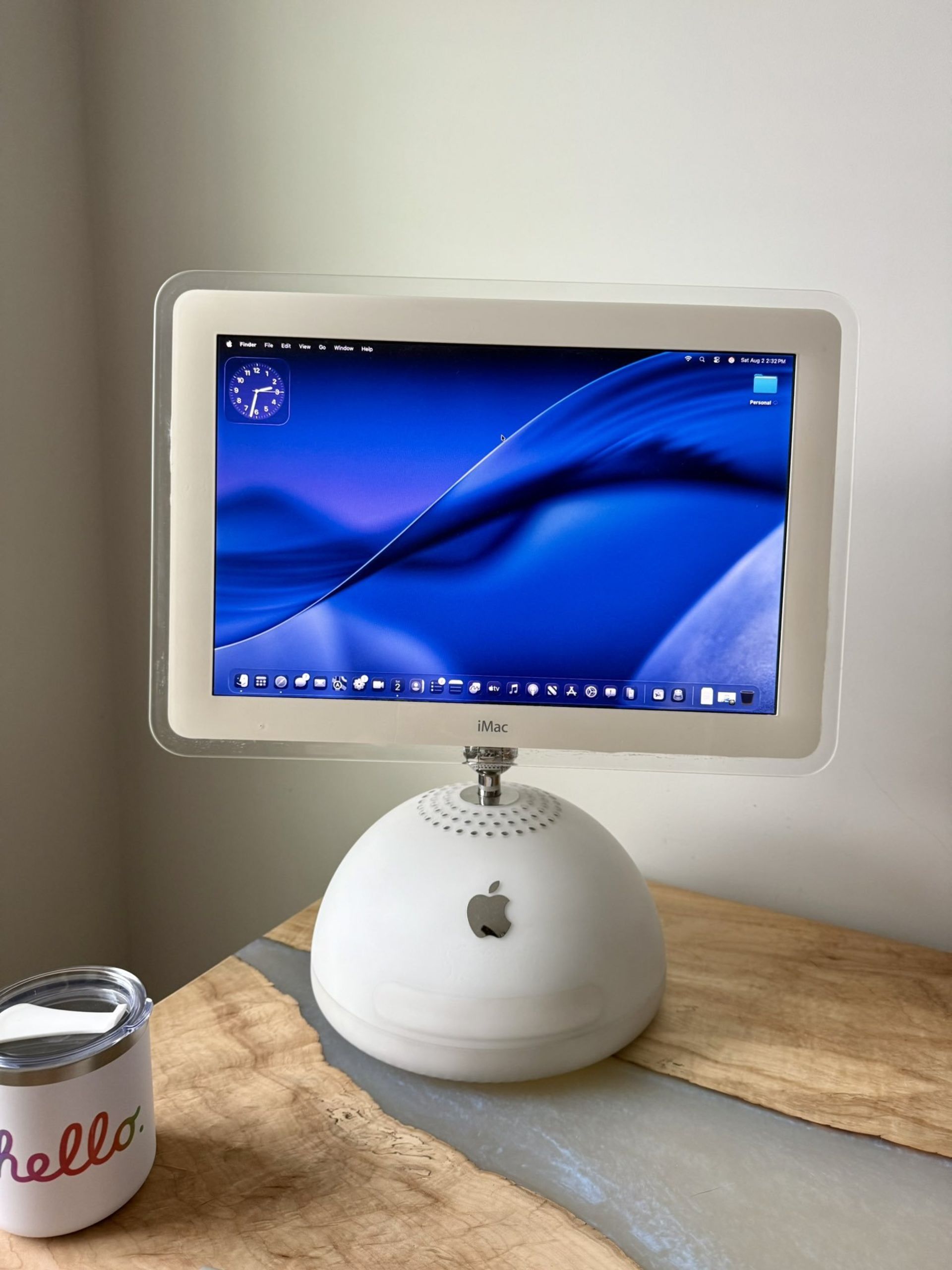 آی مک G4 با سیستم عامل macOS 26