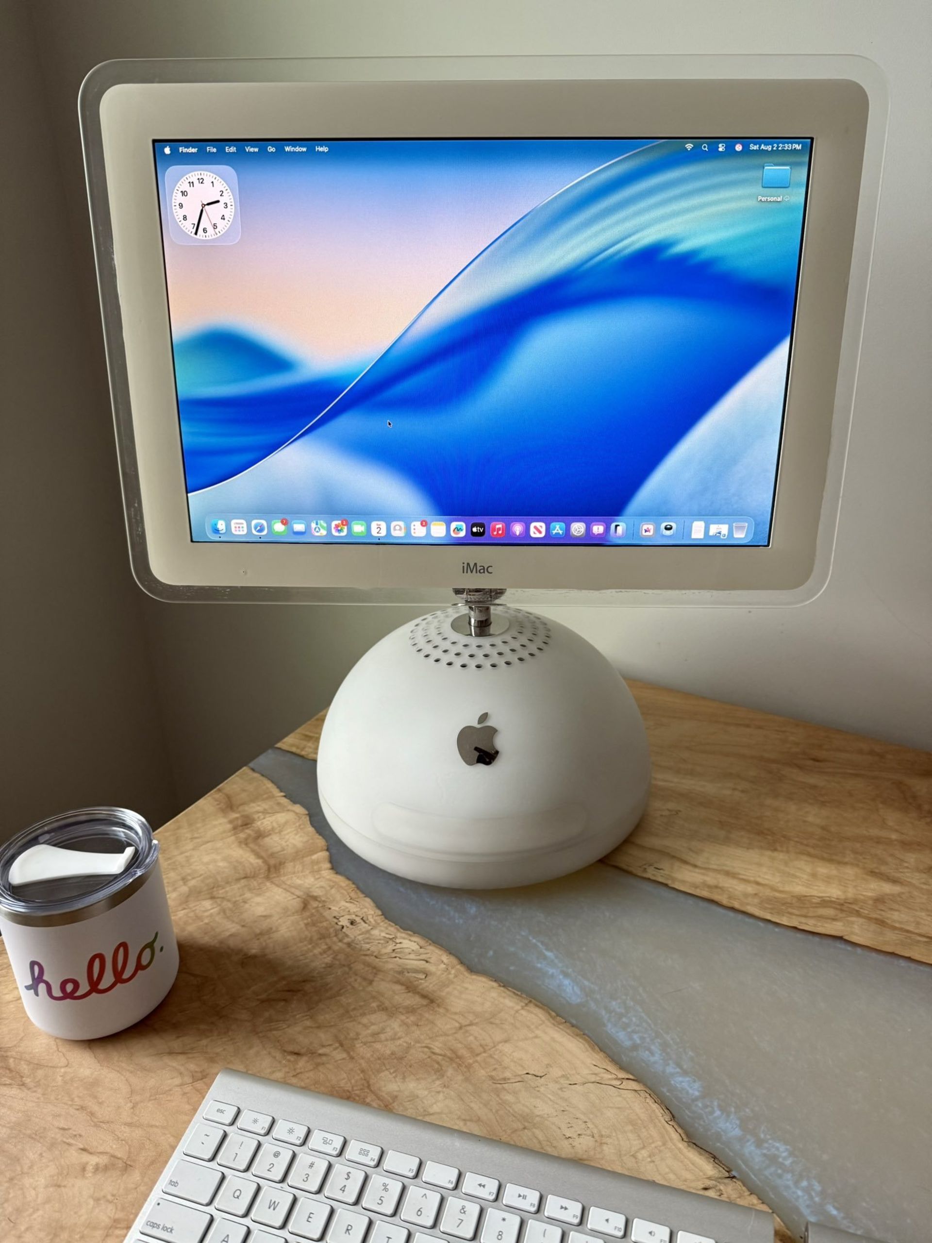 آی مک G4 با سیستم عامل macOS 26
