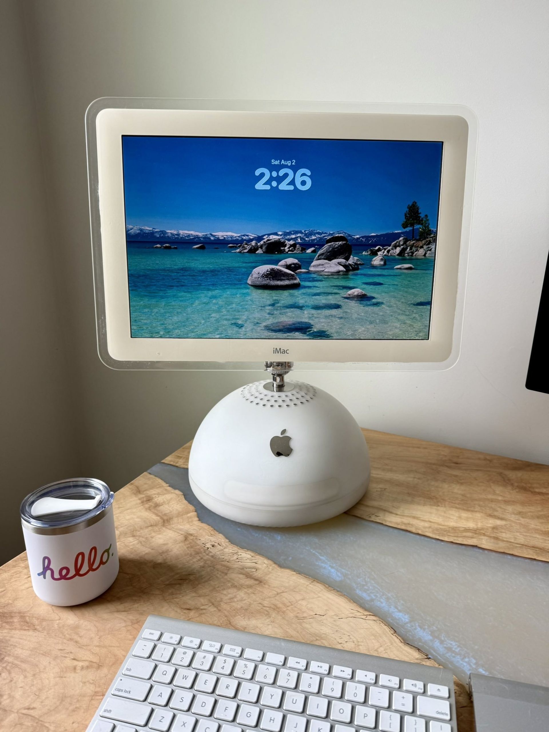 آی مک G4 با سیستم عامل macOS 26