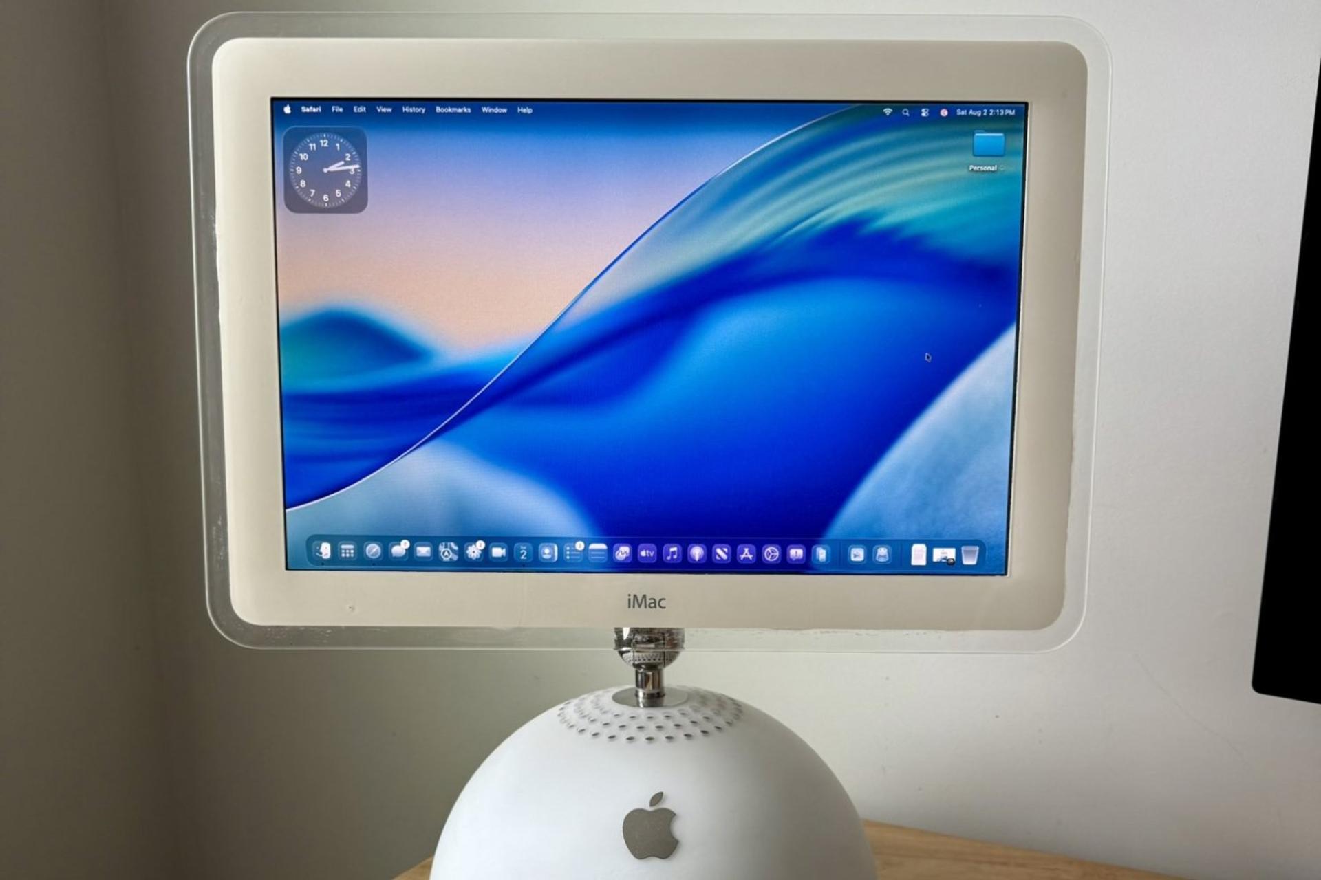 آی مک G4 با سیستم عامل macOS 26