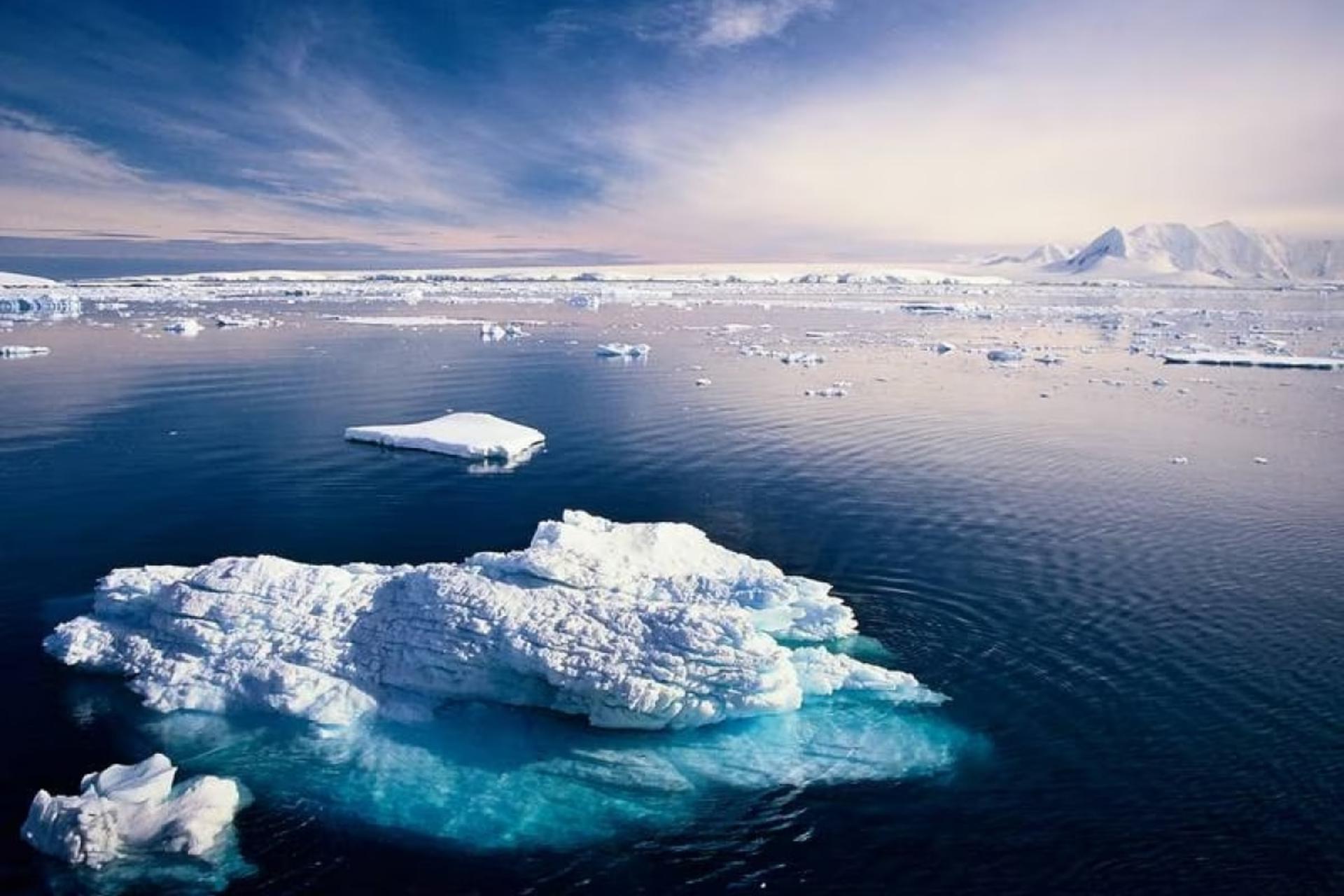 مرجع متخصصين ايران تصويري از يخ‌هاي قطبي كه درحال ذوب‌شدن هستند