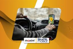 مرد پشت فرمان ماشین و در حال کار با نقشه روی موبایل