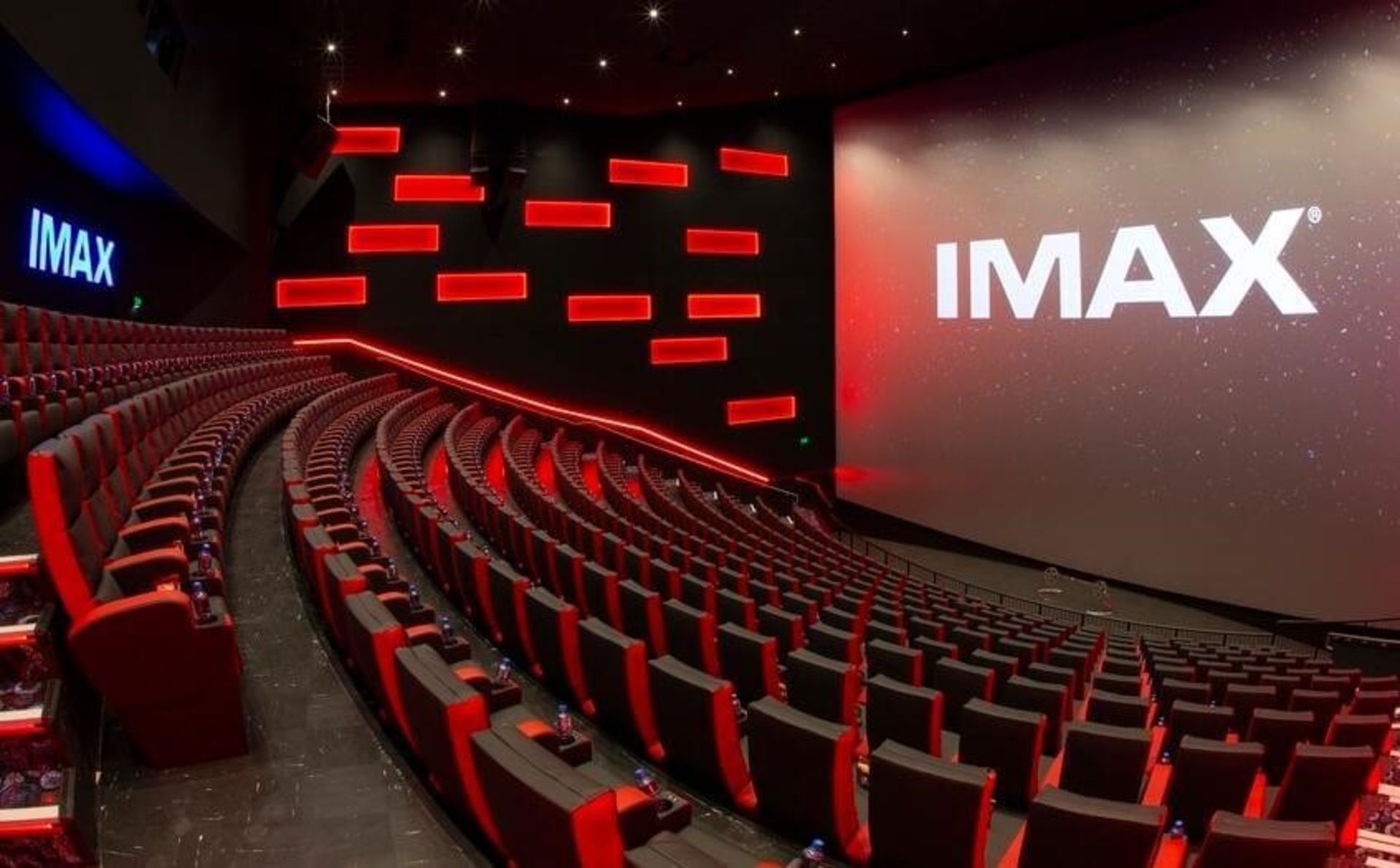 دکوراسیون قرمز IMAX