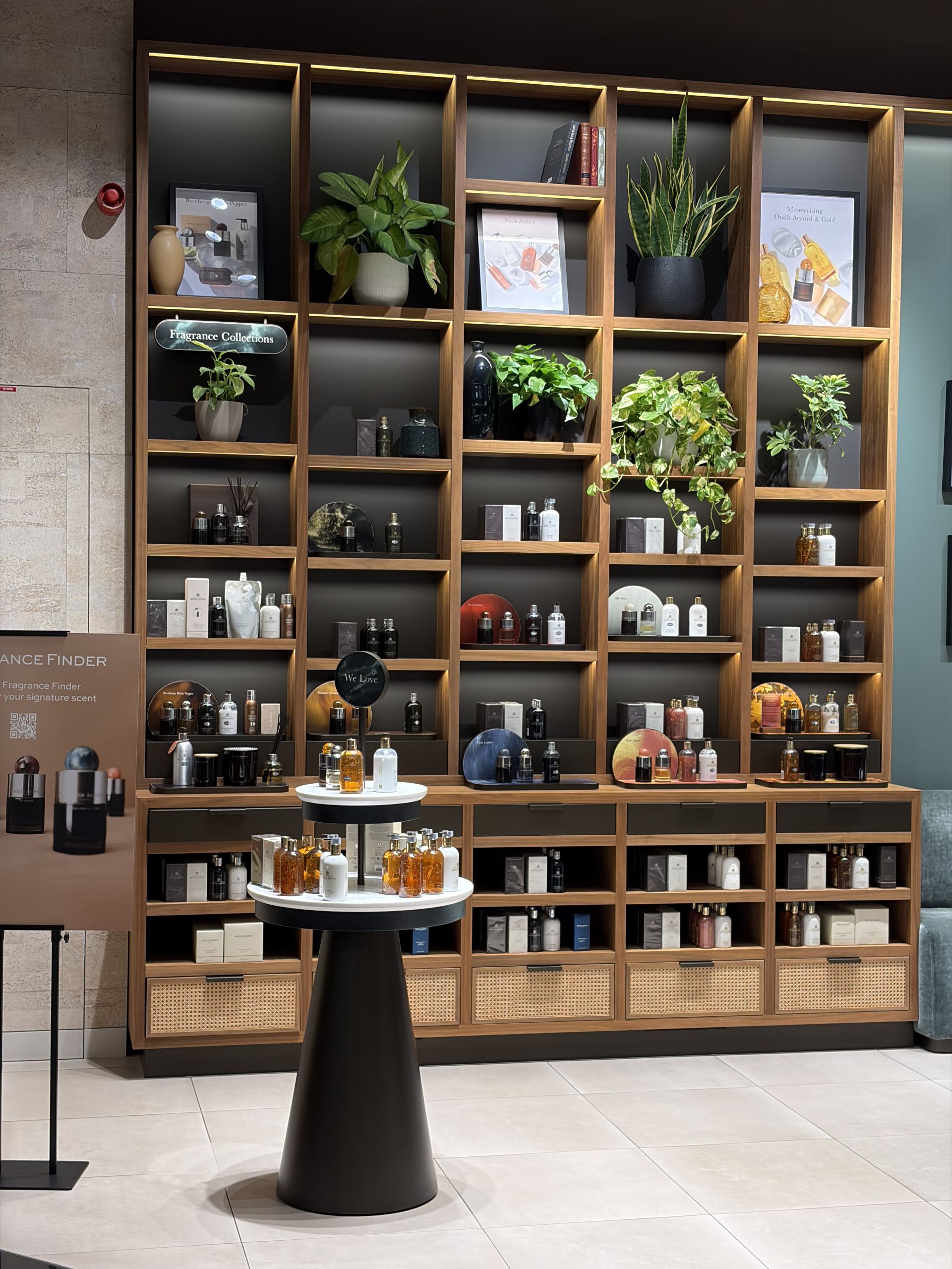 قفسه‌بندی چوبی تیره در یک فروشگاه عطر