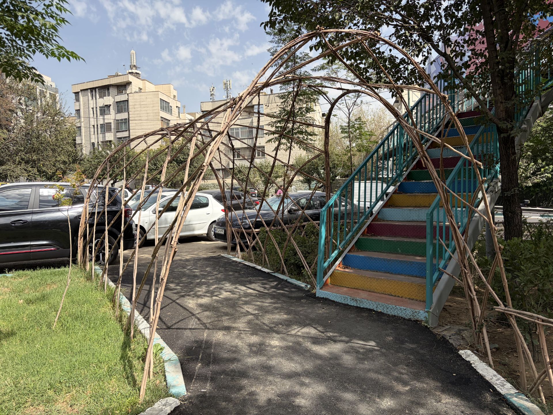 مرکز خرید مدرن در فضای باز با یک استخر آب 