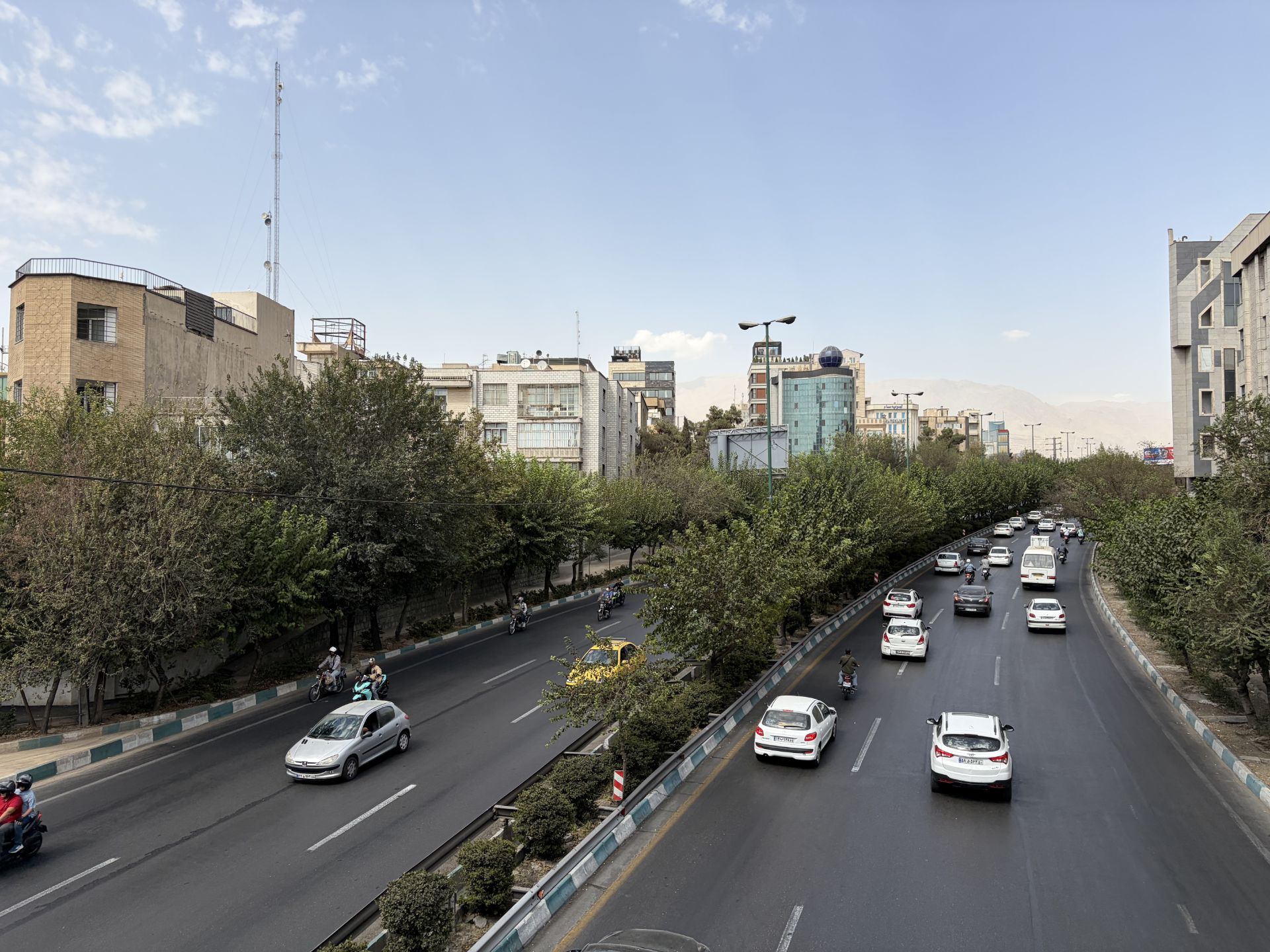 صحنه‌ای شلوغ از ترافیک شهری در بزرگراه