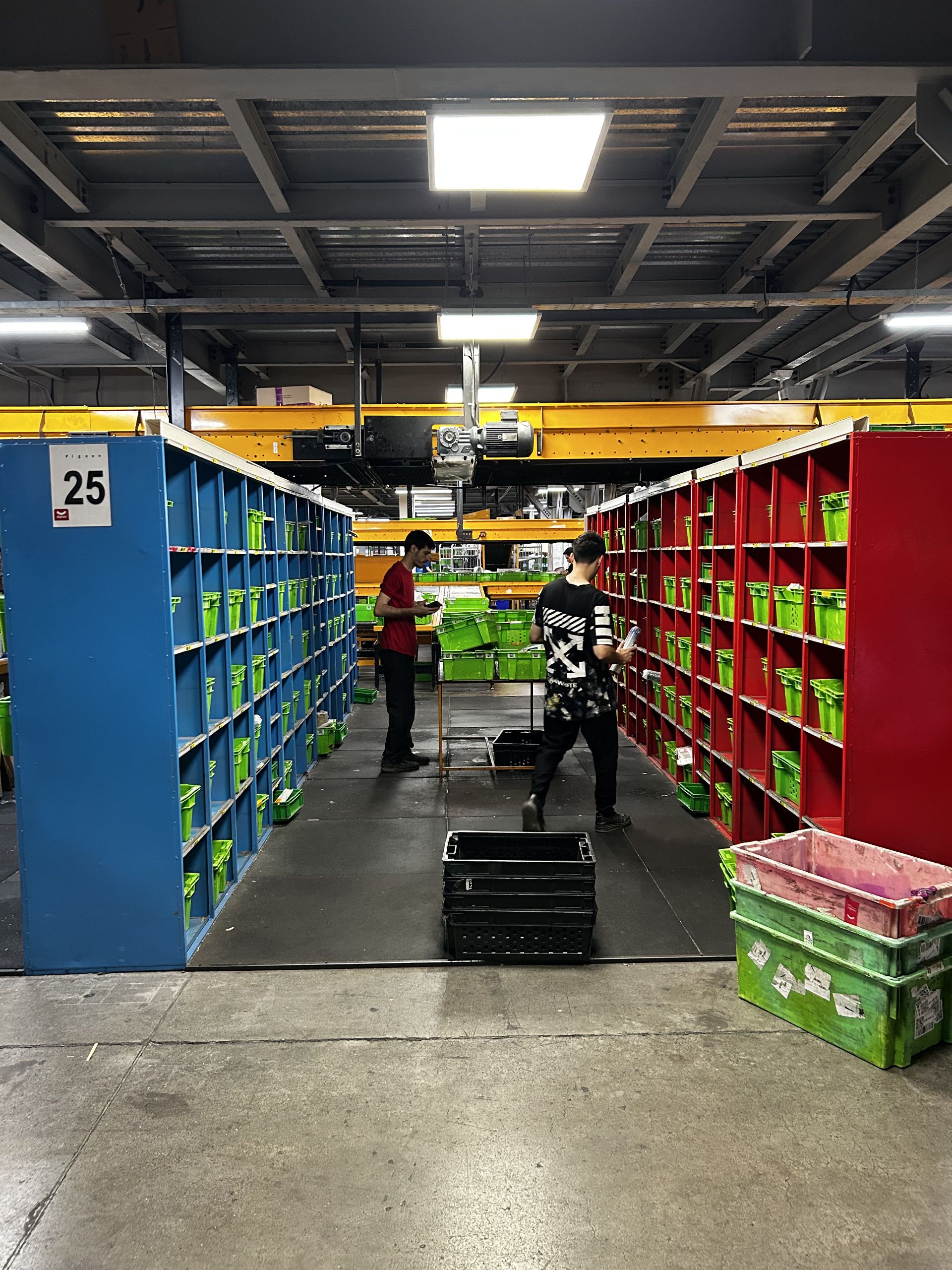 کارمندان مرکز پردازش دیجی‌کالا 