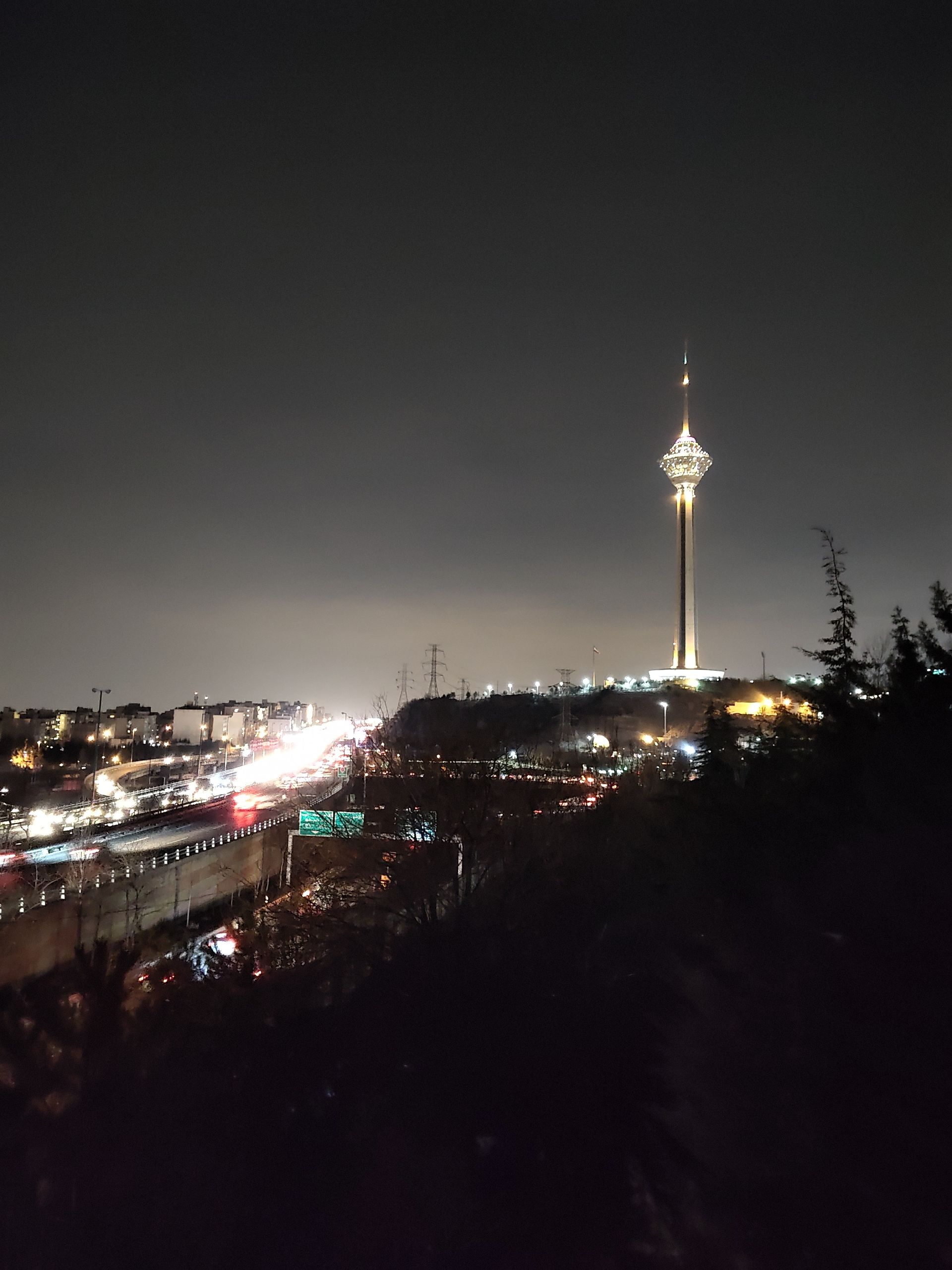 عکس برج میلاد در شب واید موتورولا اج ۳۰
