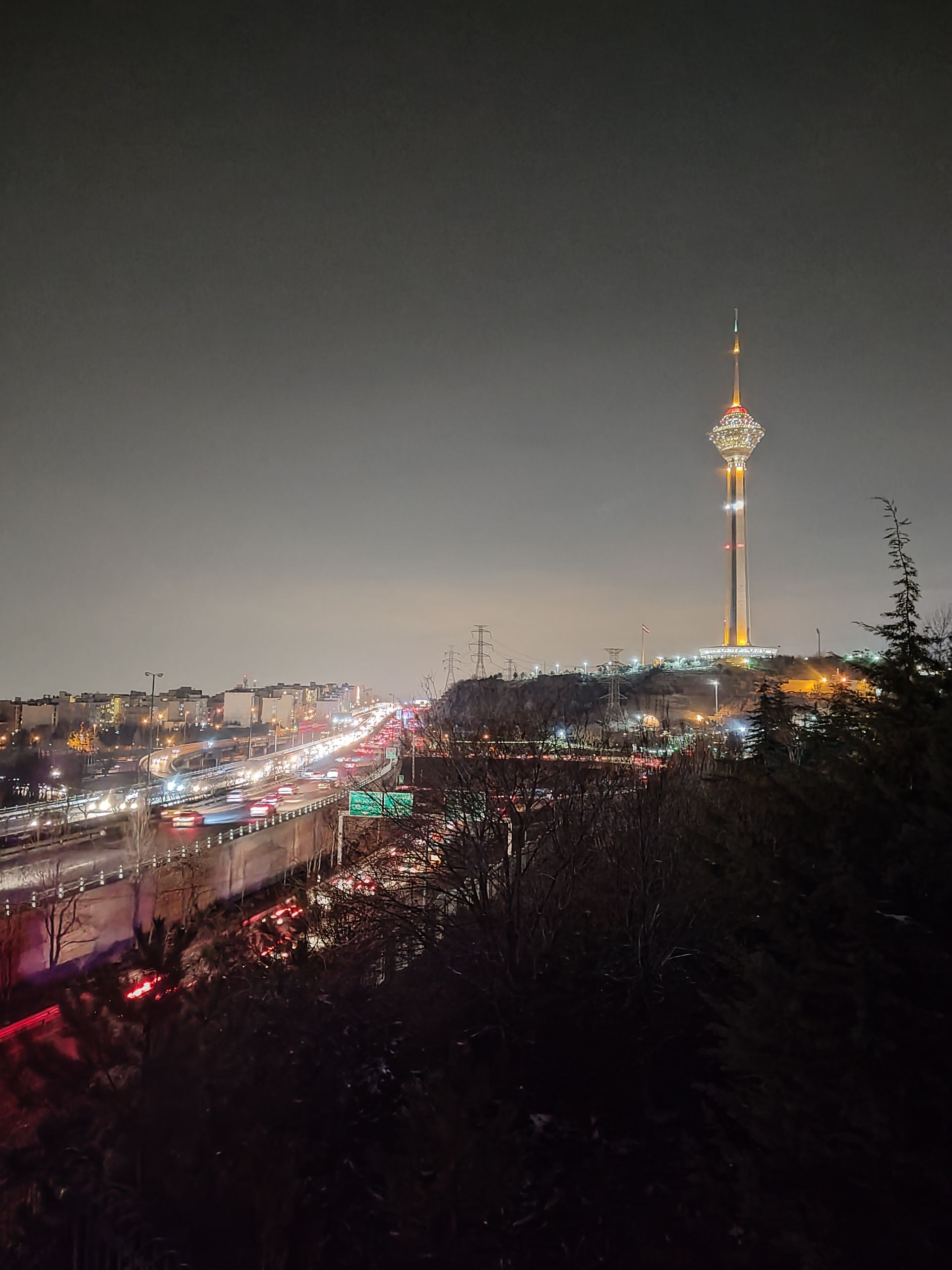 عکس برج میلاد در شب واید موتورولا اج ۳۰ نایت مود