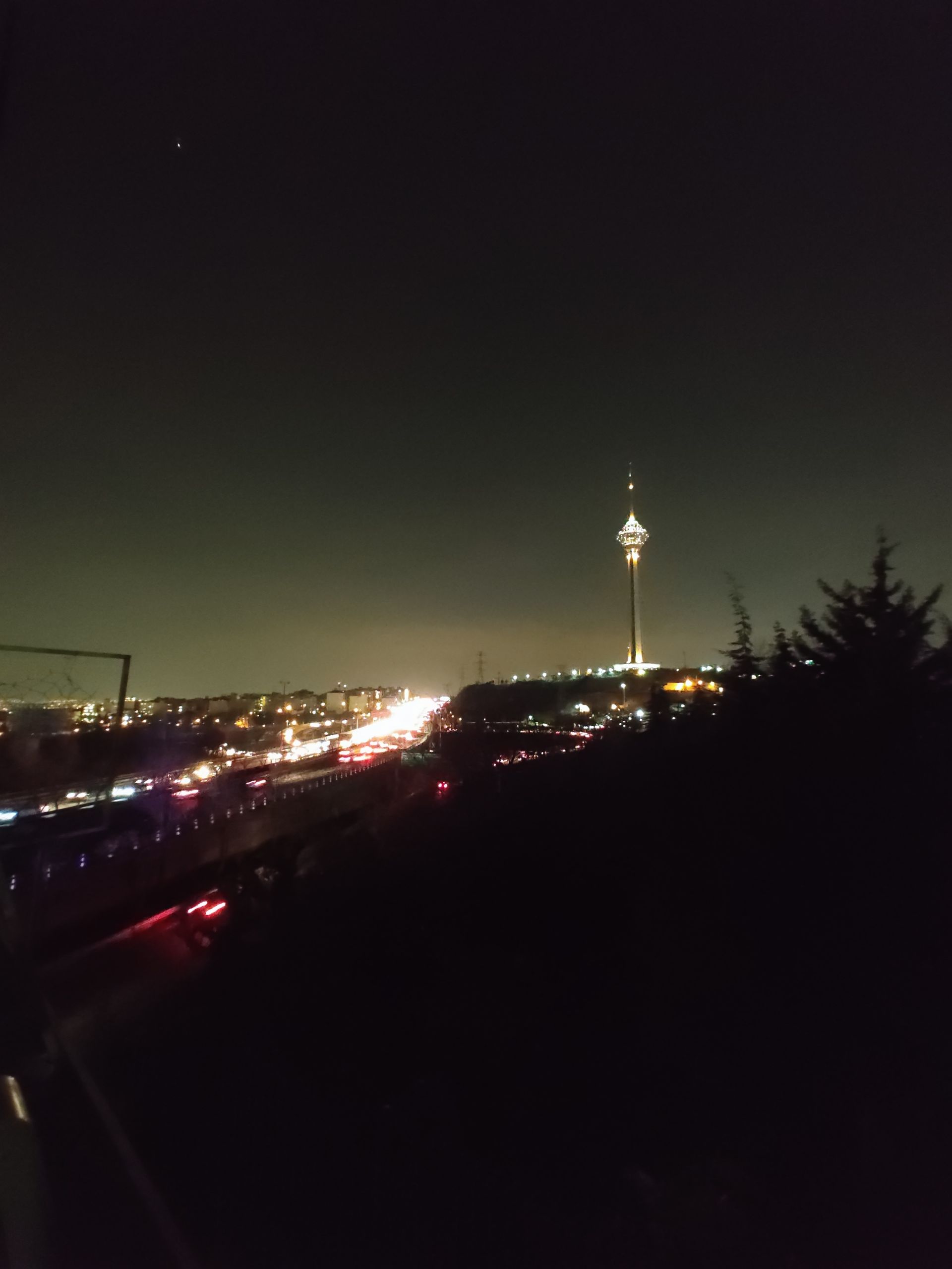 عکس برج میلاد در شب اولتراواید موتورولا اج ۳۰
