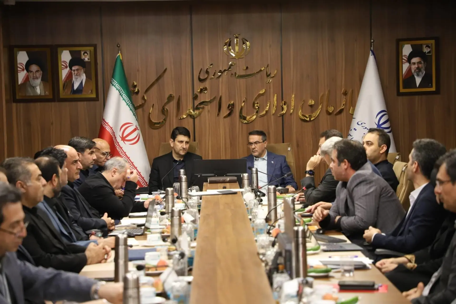 ستار هاشمی، وزیر ارتباطات و فناوری اطلاعات و  علاءالدین رفیع‌زاده، رئیس سازمان اداری و استخدامی کشور در نشست خبری