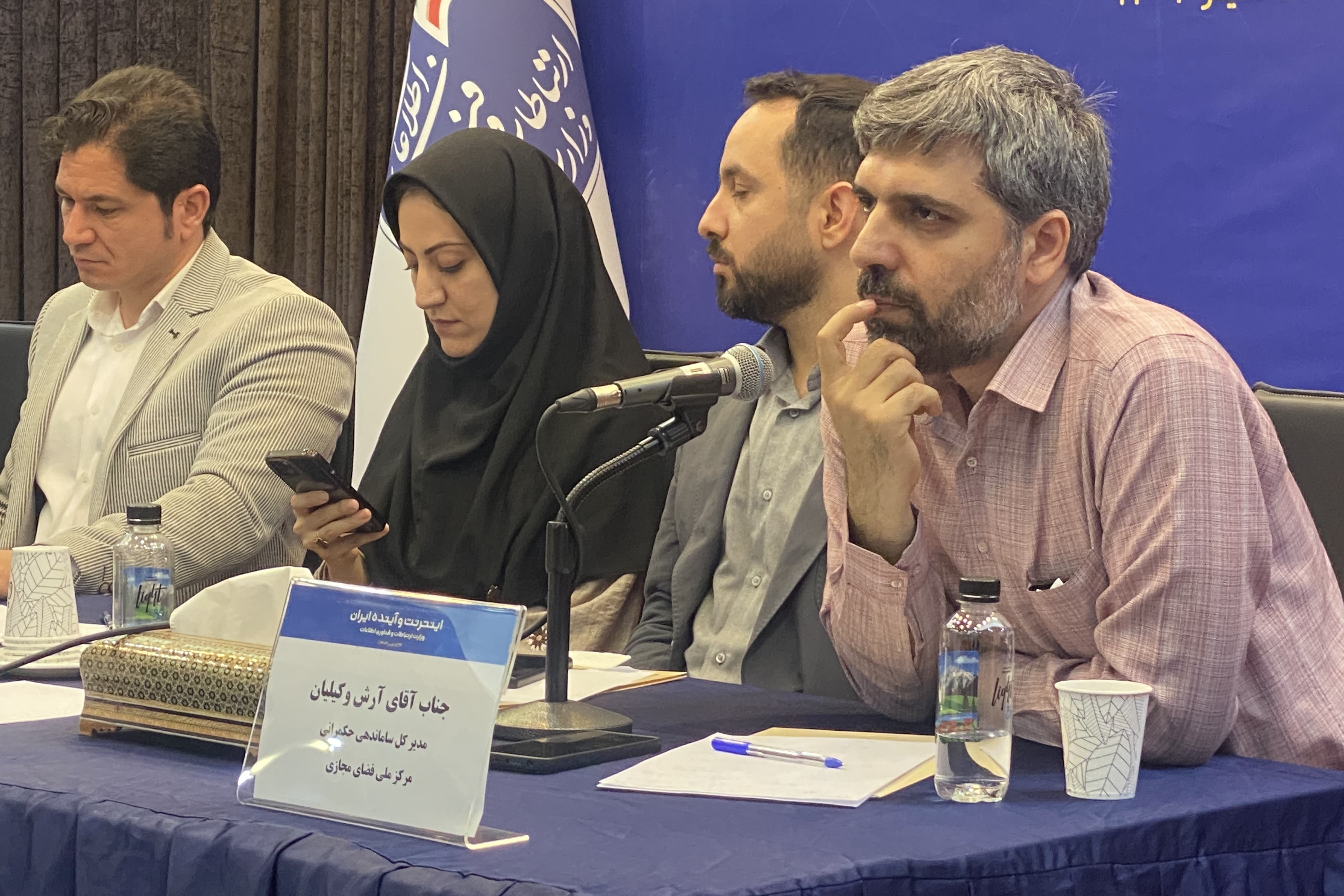 مدیر کل حکمرانی مرکز ملی فضای مجازی: اینستاگرام جامعه را متکثر می‌کند، لینکدین منسجم