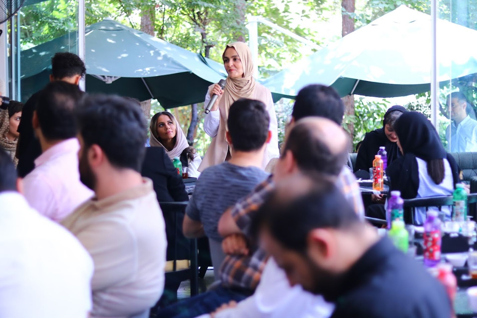 خانمی در میان جمع در حال صحبت است