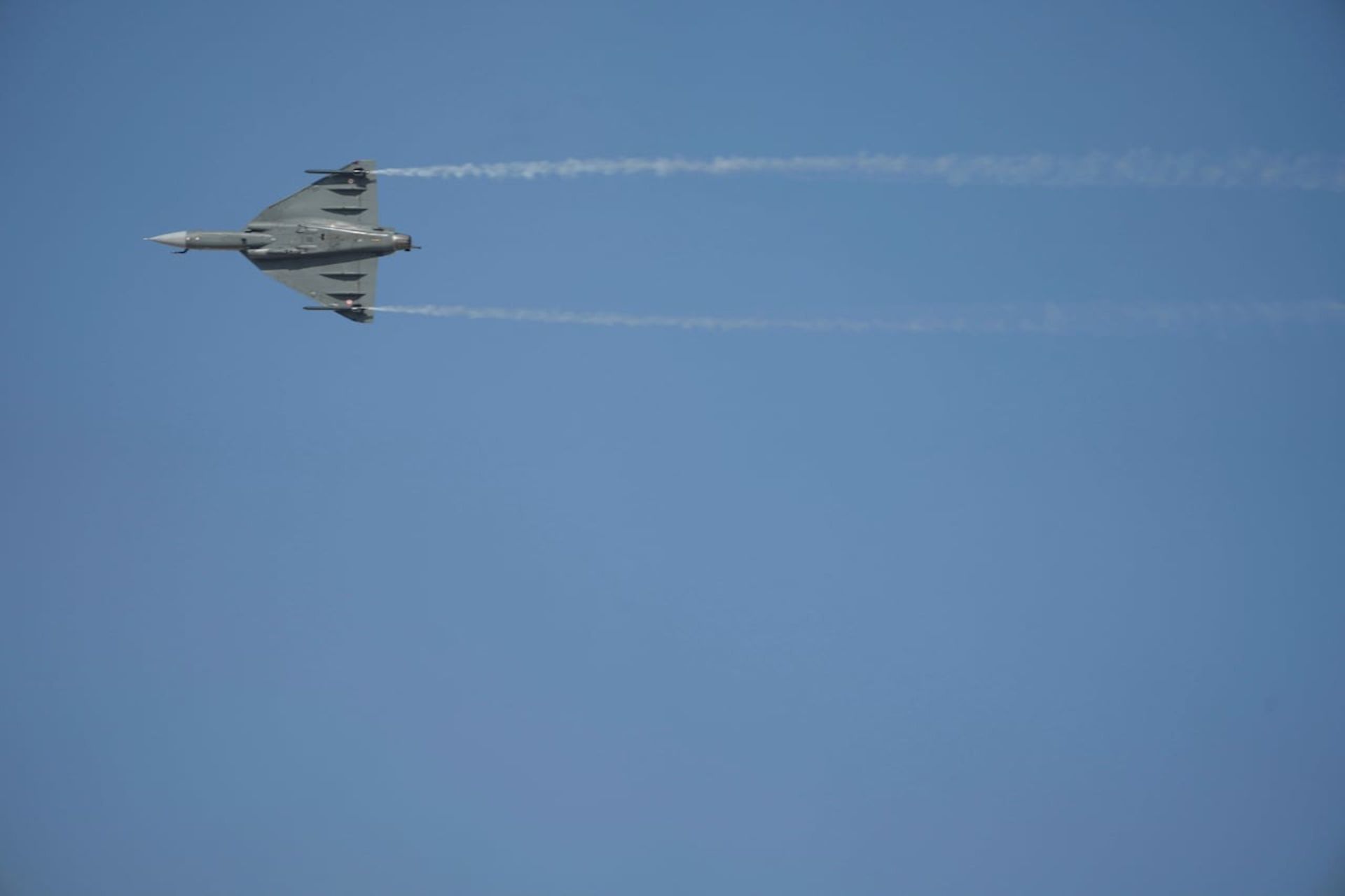 جت جنگنده‌ی تجاس هند در آسمان