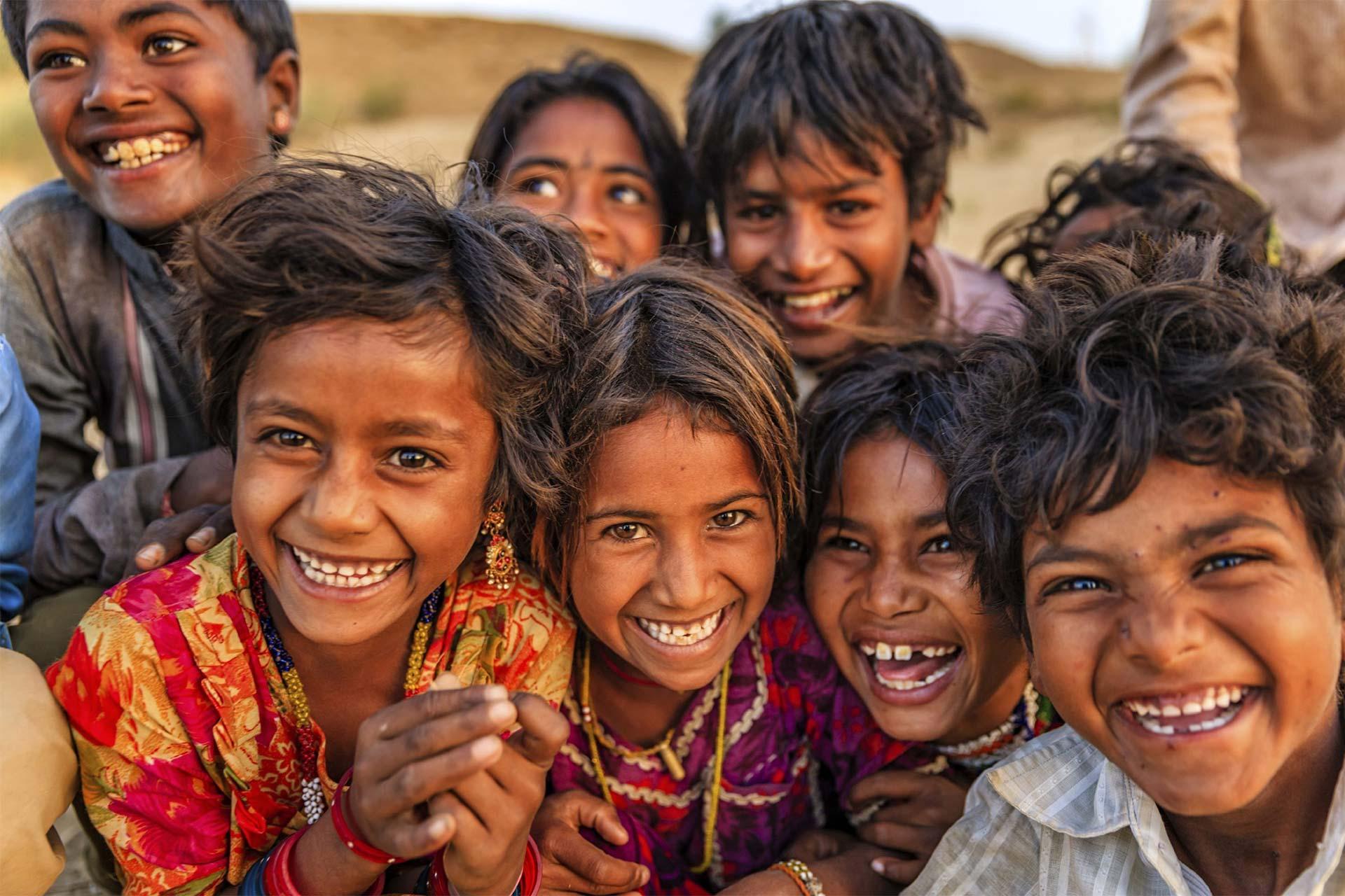 گروهی از کودکان هندی درحال خندیدن رو به دوربین