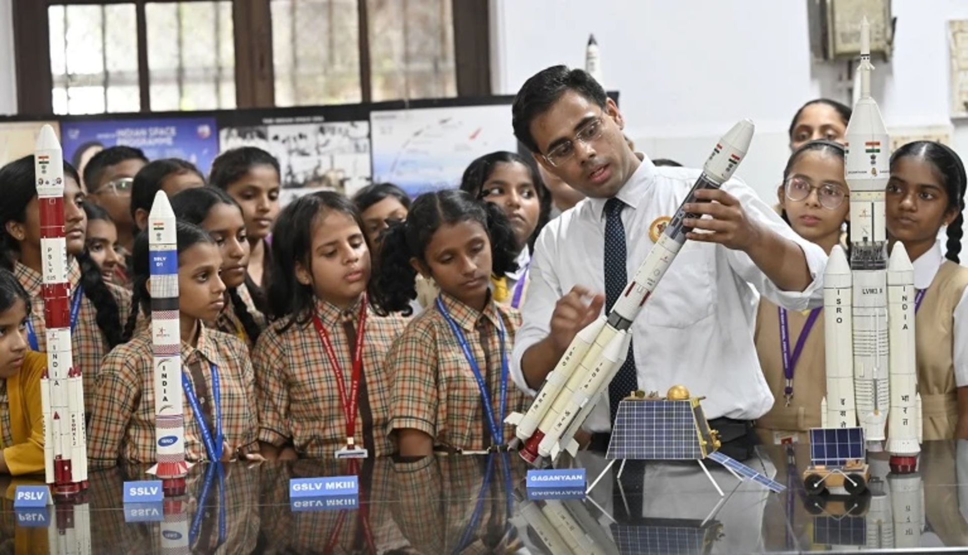 دانشمند فضایی هند درحال ارائه توضیحات به کودکان هندی