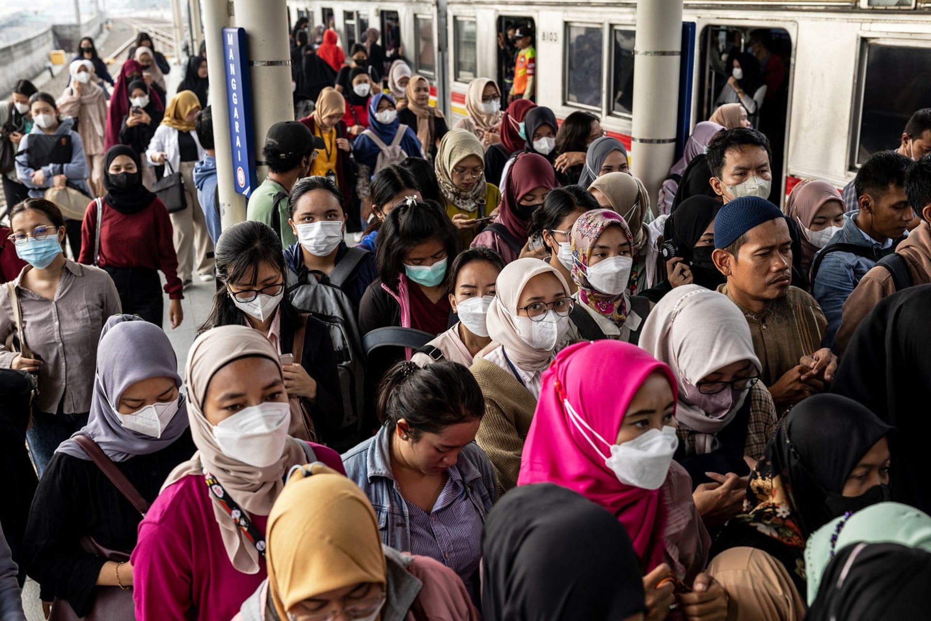 مردم جاکارتا در ایستگاه قطار