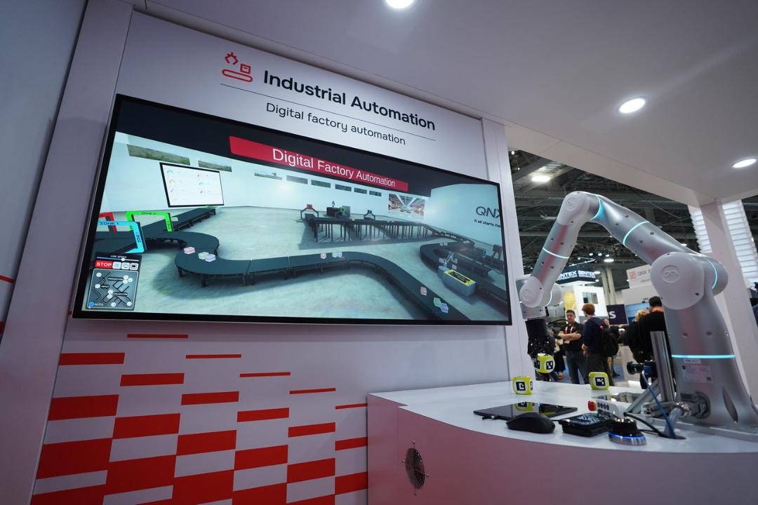 نمایش اتوماسیون کارخانه دیجیتال (Digital Factory Automation) روی نمایشگر بزرگ
