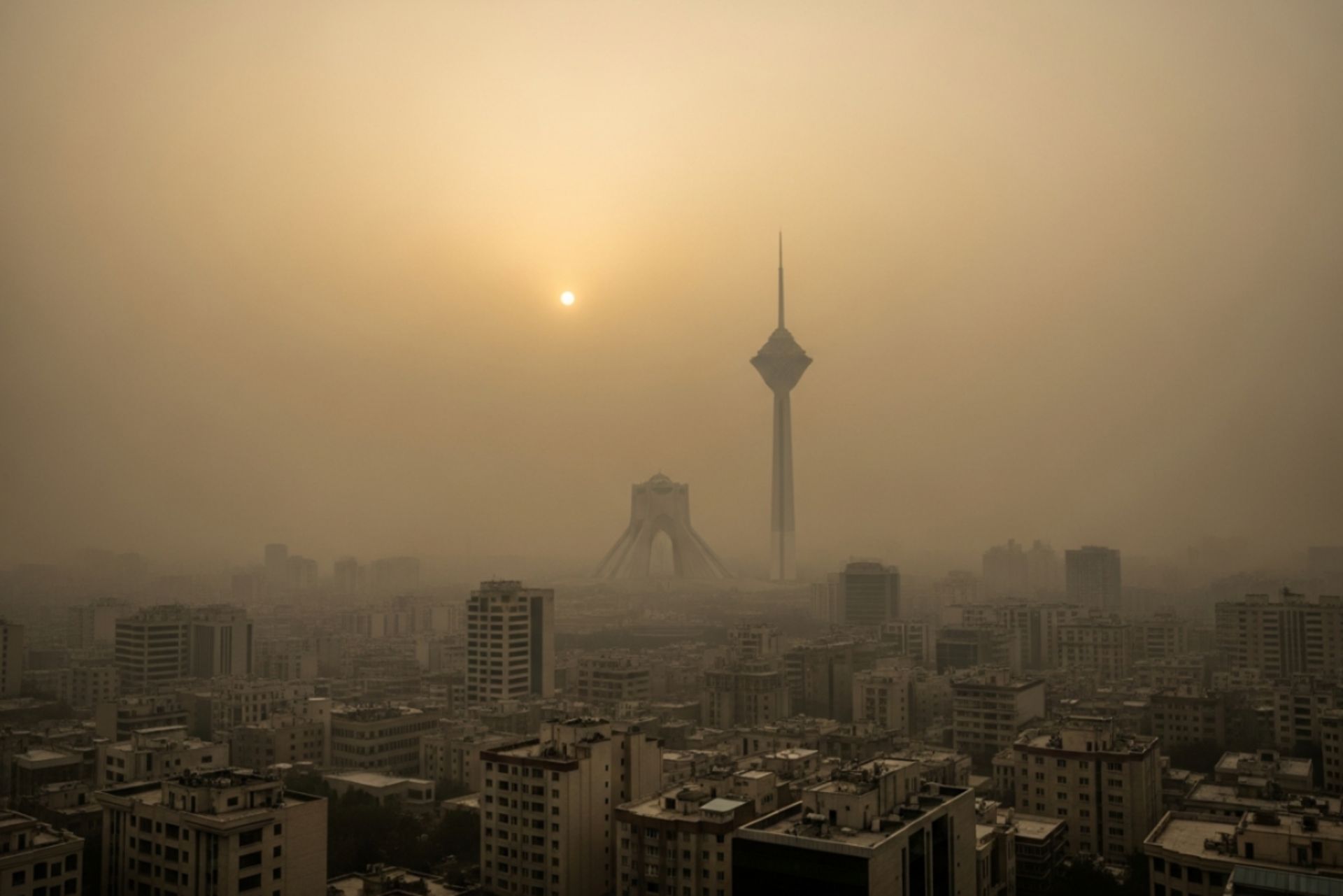 نمایی از شهر تهران با هوای آلوده و دود کارخانه‌ها