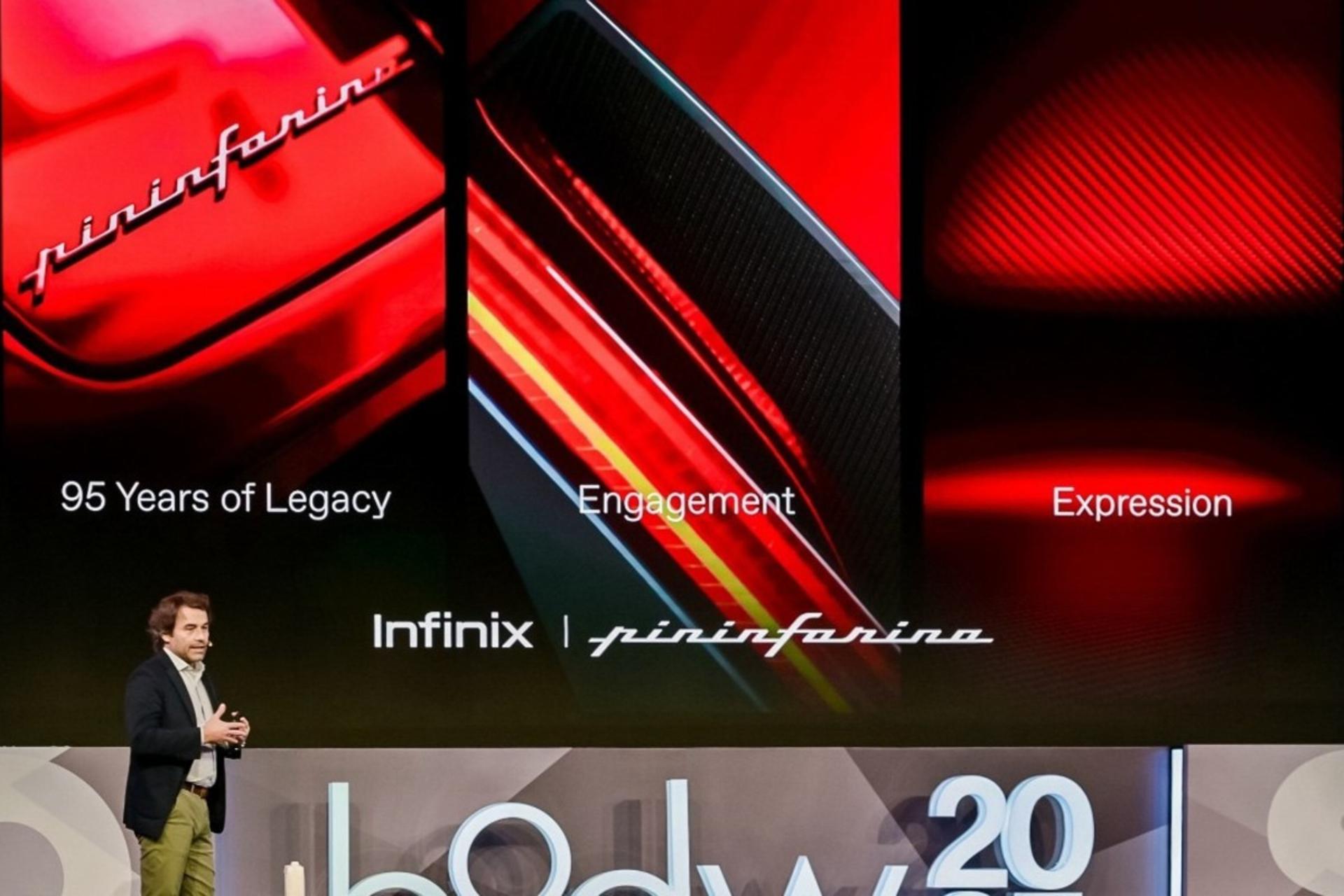 یک مرد روی صحنه در حال نمایش یک گوشی