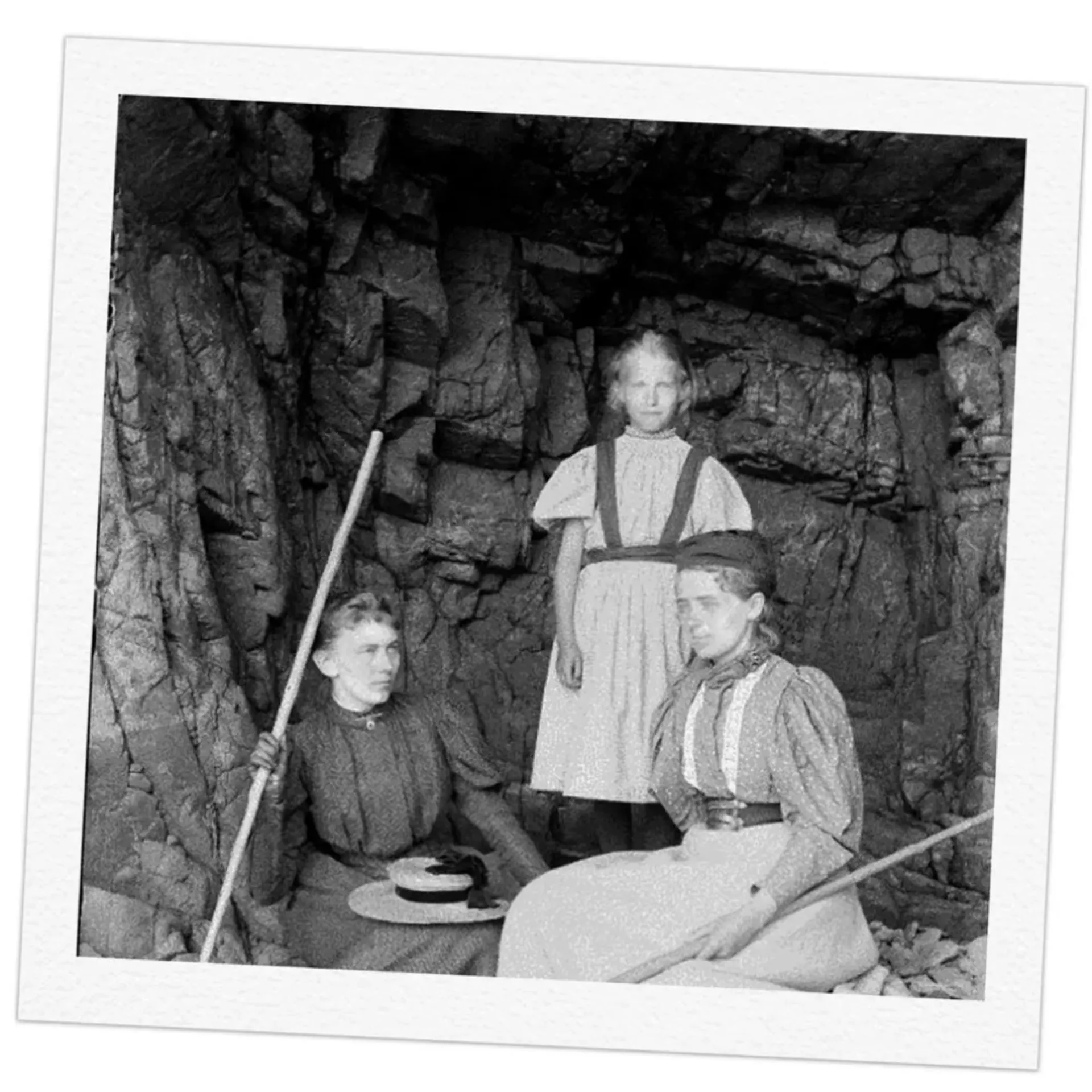 لمان (سمت چپ)، هنگام پیاده‌روی به همراه مادرش، آیدا سوفی لمان، و خواهر کوچکترش، هریت، برای استراحت توقف کرده است.