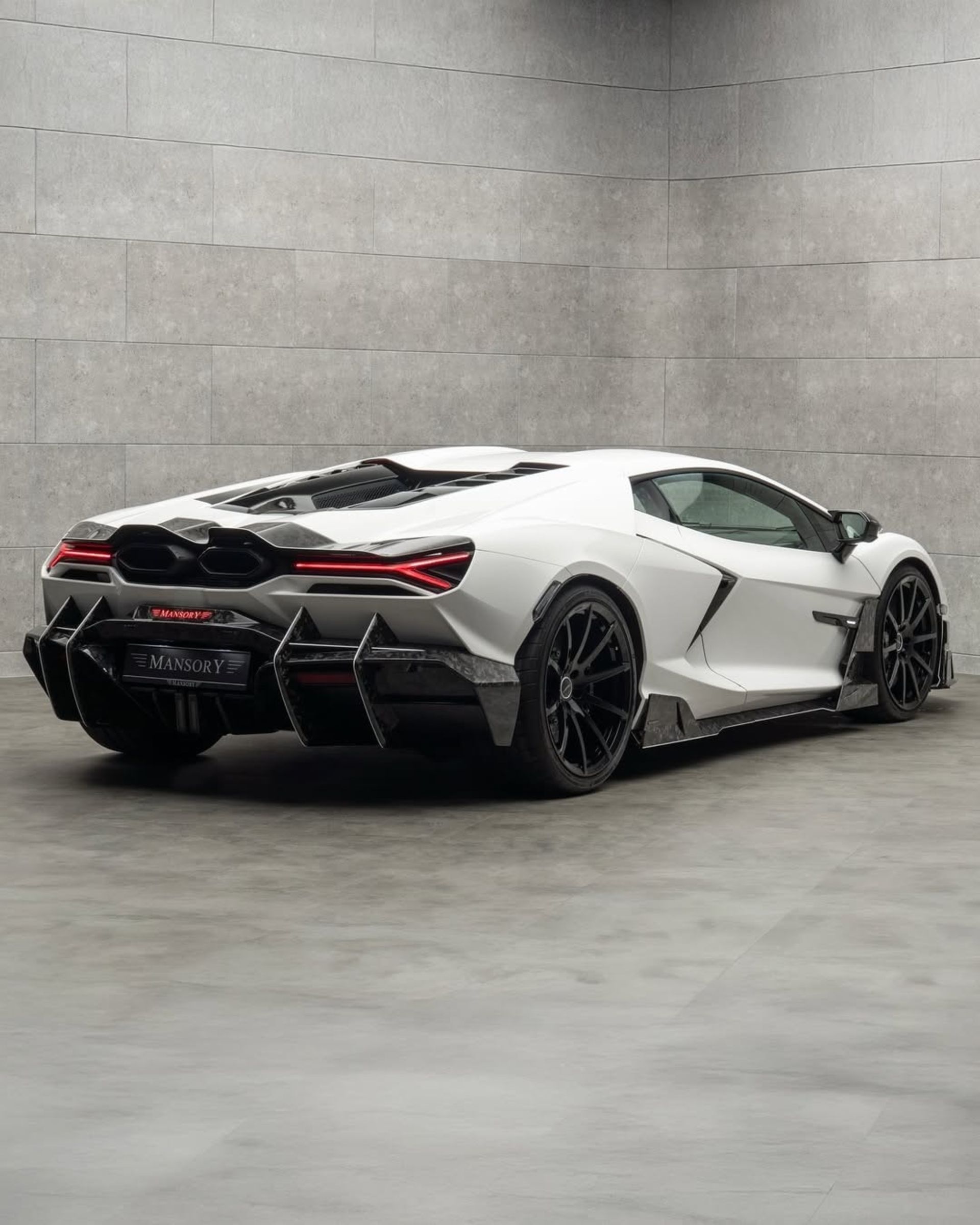 سه‌چهارم عقبی لامبورگینی روئلتو Initiate منصوری