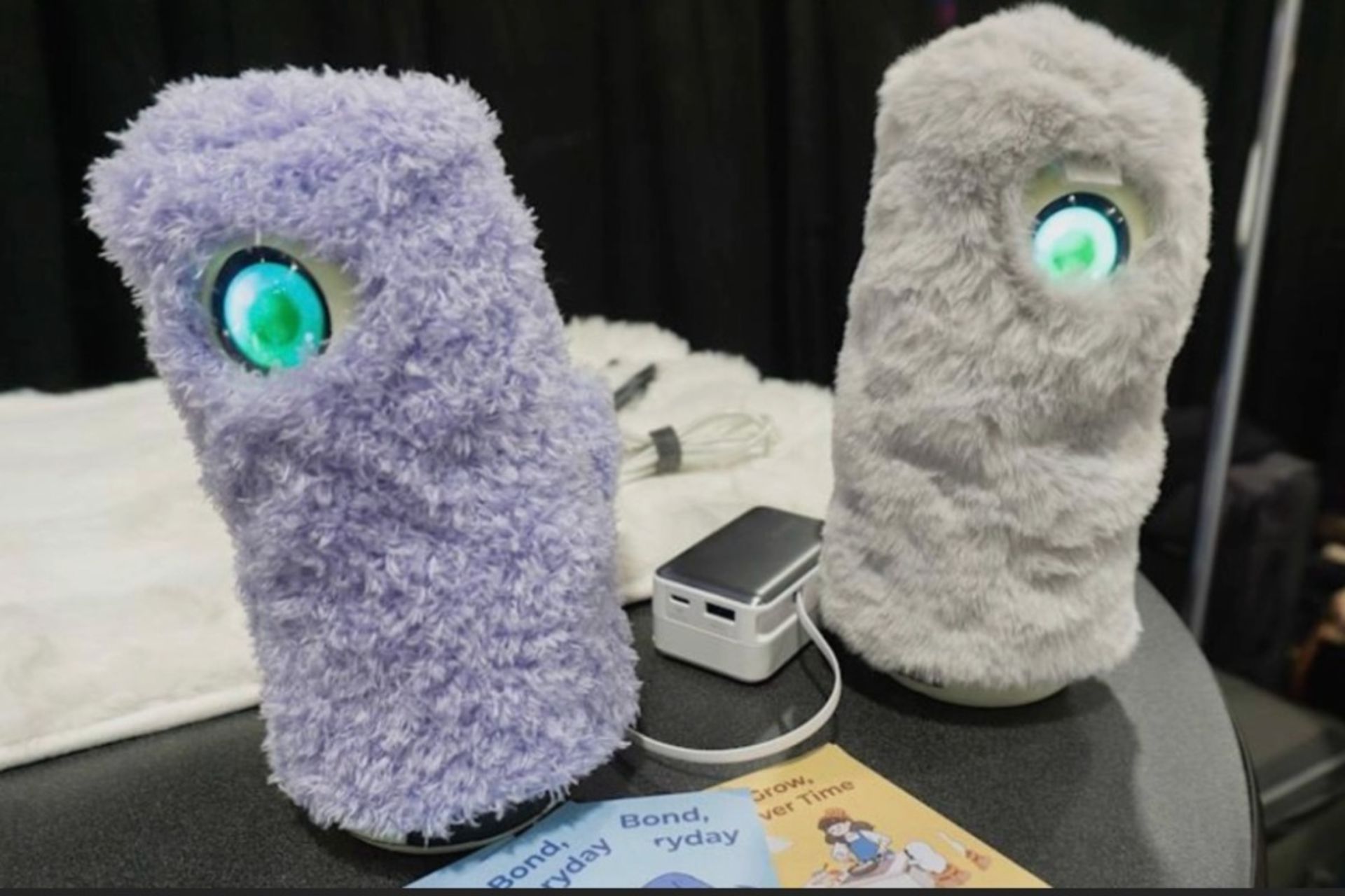 دو ربات استوانه‌ای با پوشش پشمی روی میز